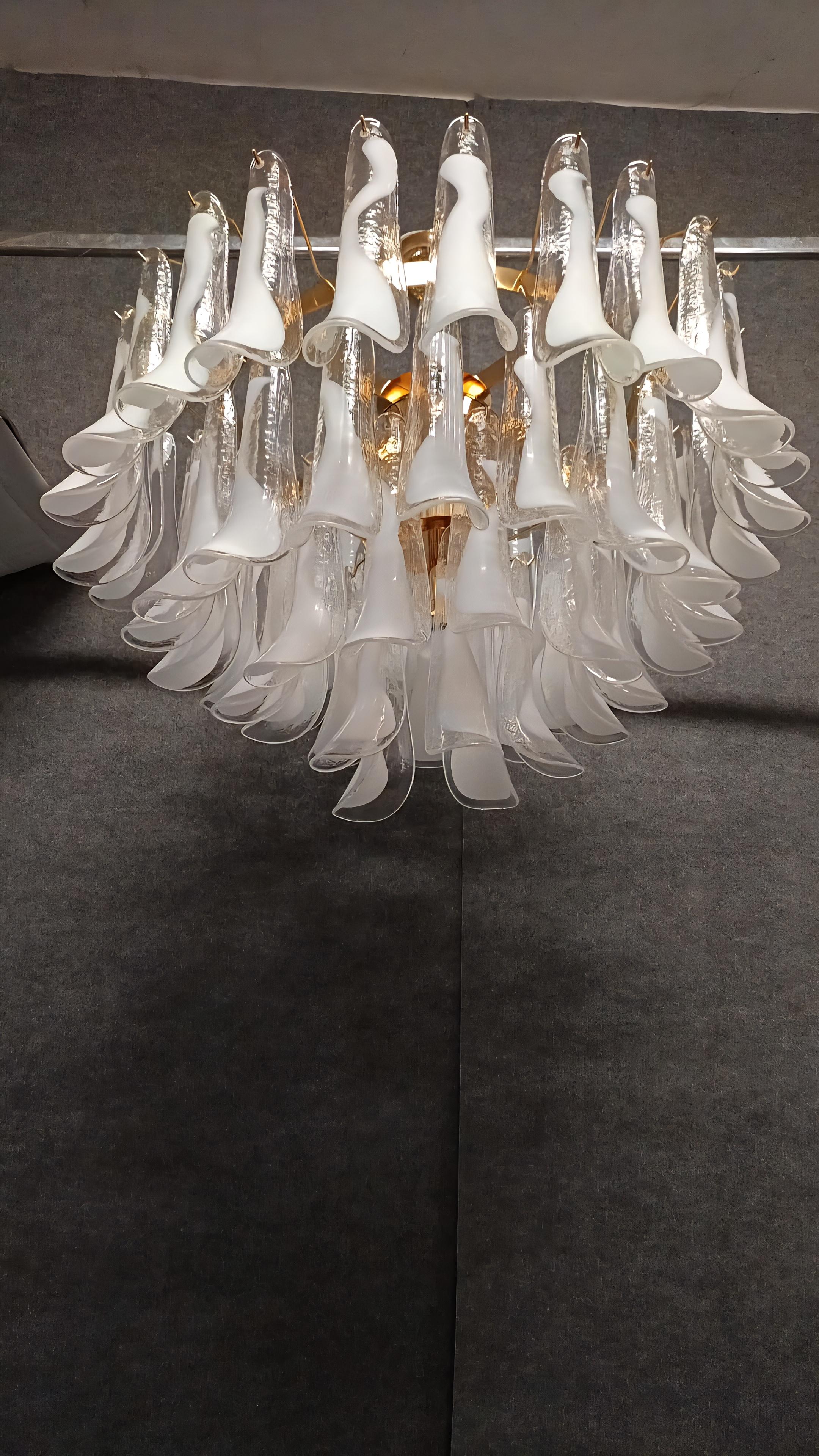 Venetian Glass Chandelier with 62 White Leaves, Murano Made in Italy Available in vendita 4