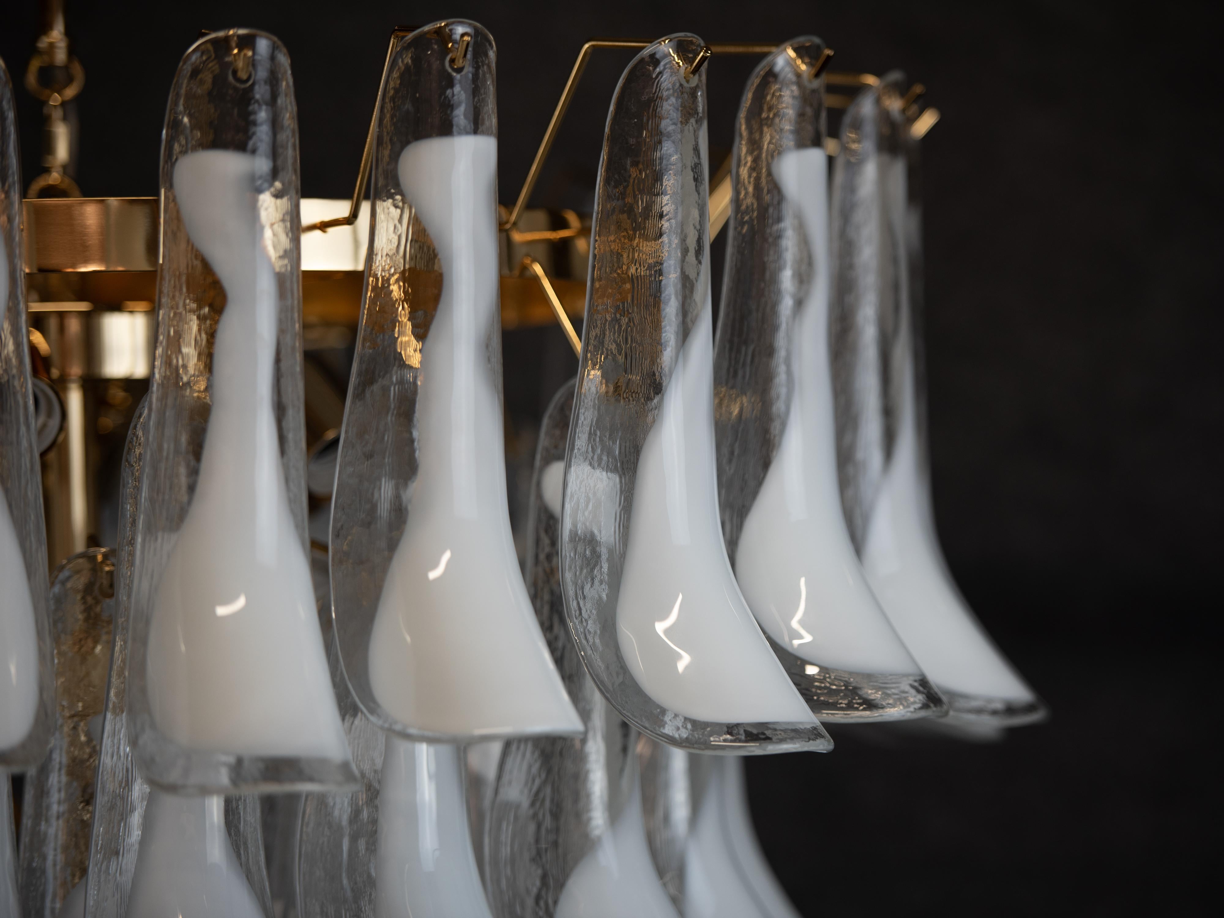Magnifique lustre en verre de Murano, une œuvre d'art lumineuse fabriquée à la main en Italie. 

Cette magnifique pièce comporte pas moins de 62 feuilles (selles), chacune délicatement réalisée en verre coloré de Murano selon les techniques