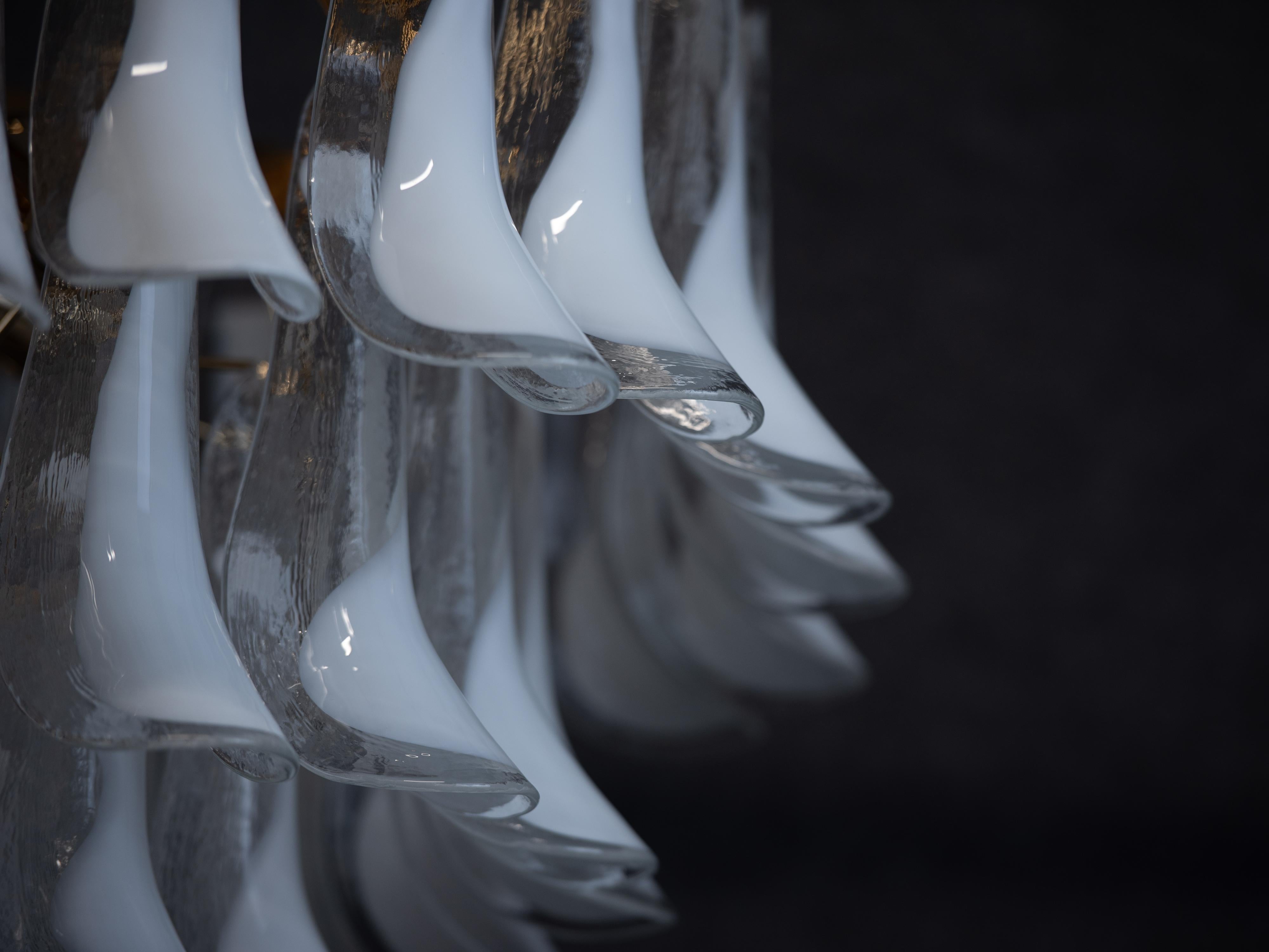 Venetian Glass Chandelier with 62 White Leaves, Murano Made in Italy Available In condizioni Nuovo in vendita a Guazzora, IT