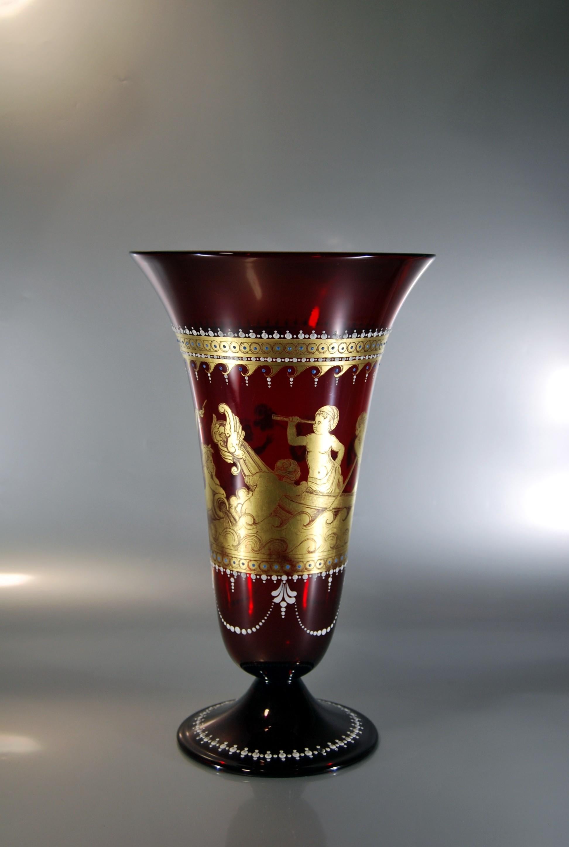 Venetian Glass Cornet Vase with Antique Gilt Decoration Engraved with Putti In Good Condition For Sale In ARGENTEUIL, FR