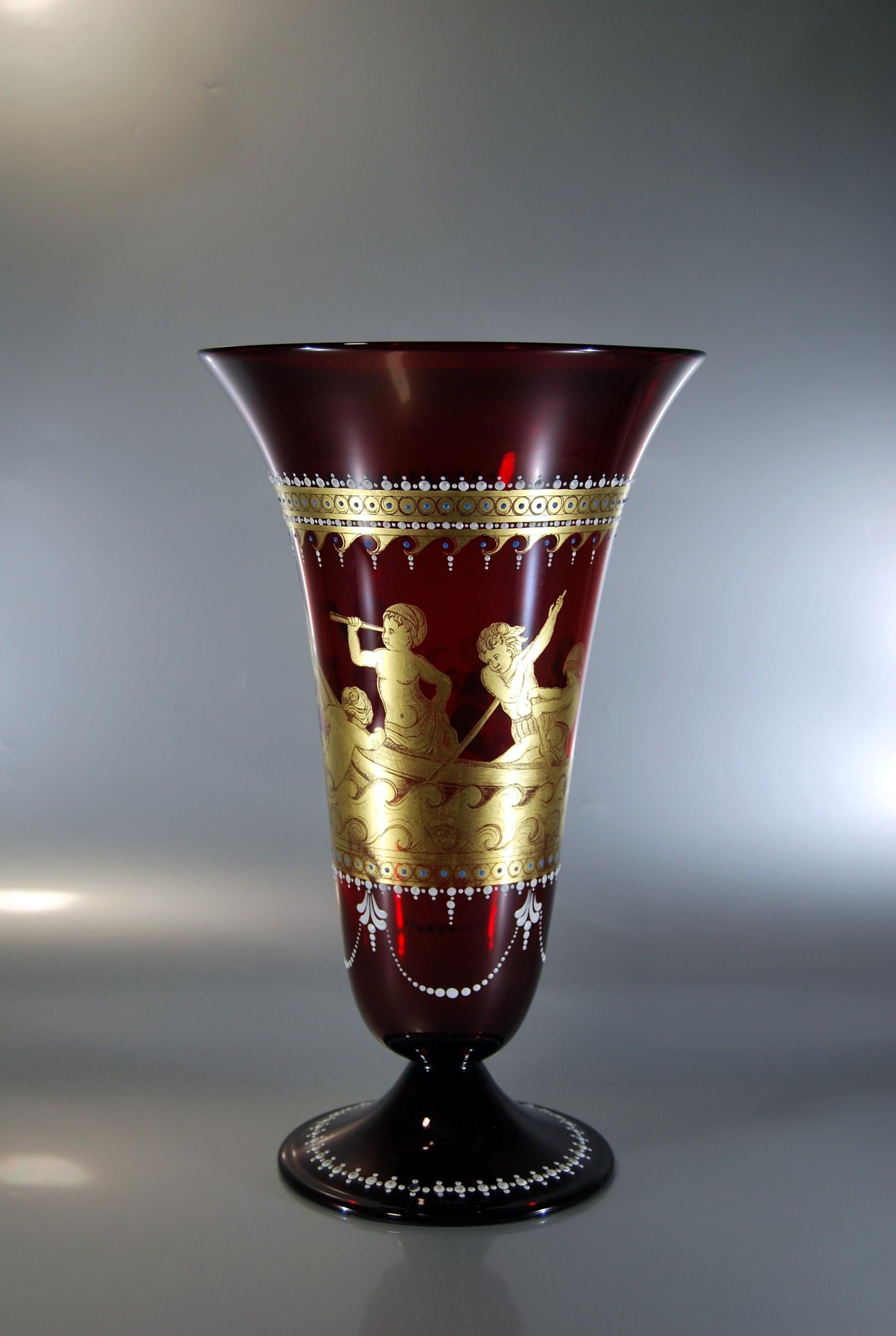 Venezianische Glas-Kornet-Vase mit antikem vergoldetem Dekor, graviert mit Putten im Zustand „Gut“ im Angebot in ARGENTEUIL, FR
