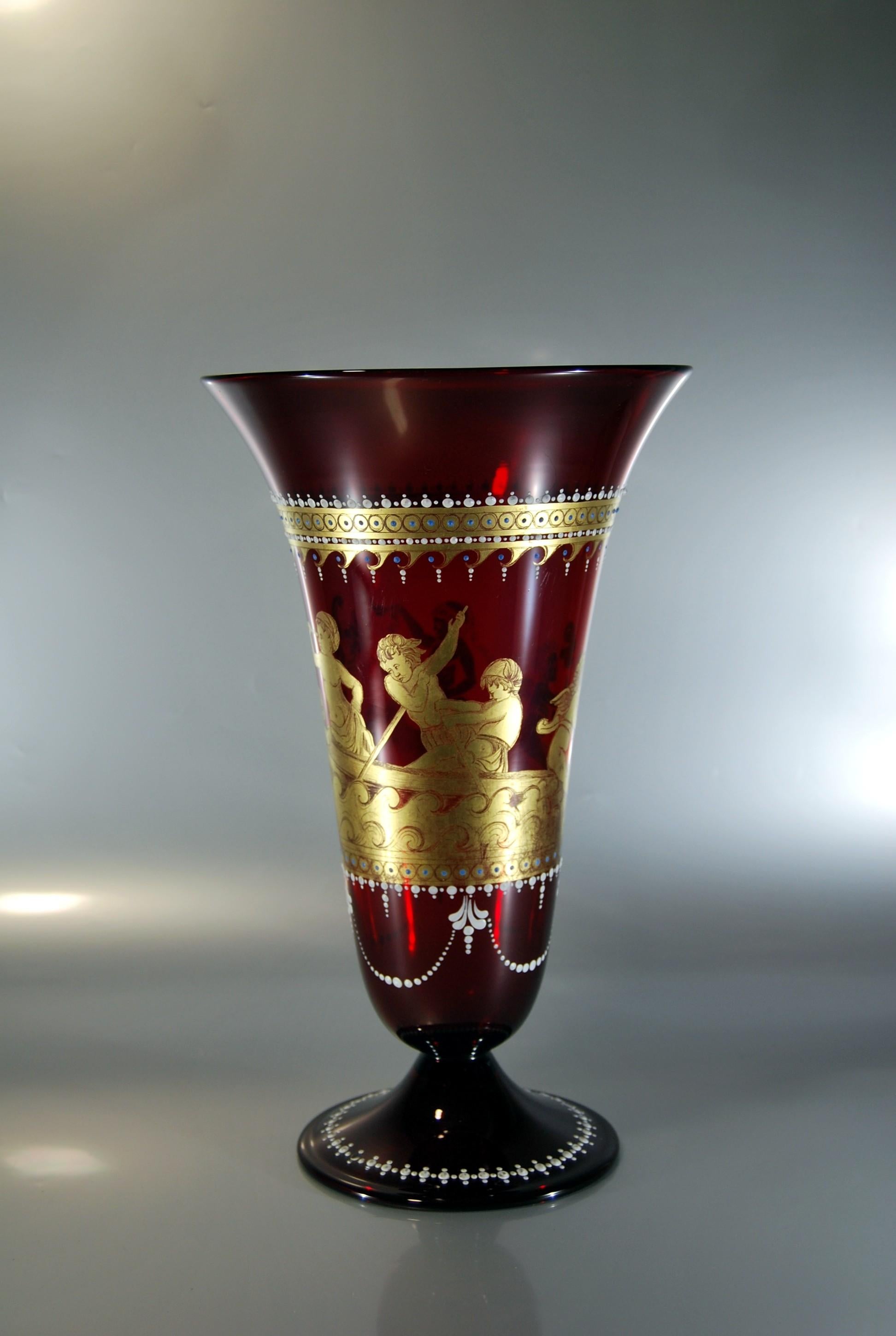 Venezianische Glas-Kornet-Vase mit antikem vergoldetem Dekor, graviert mit Putten (20. Jahrhundert) im Angebot