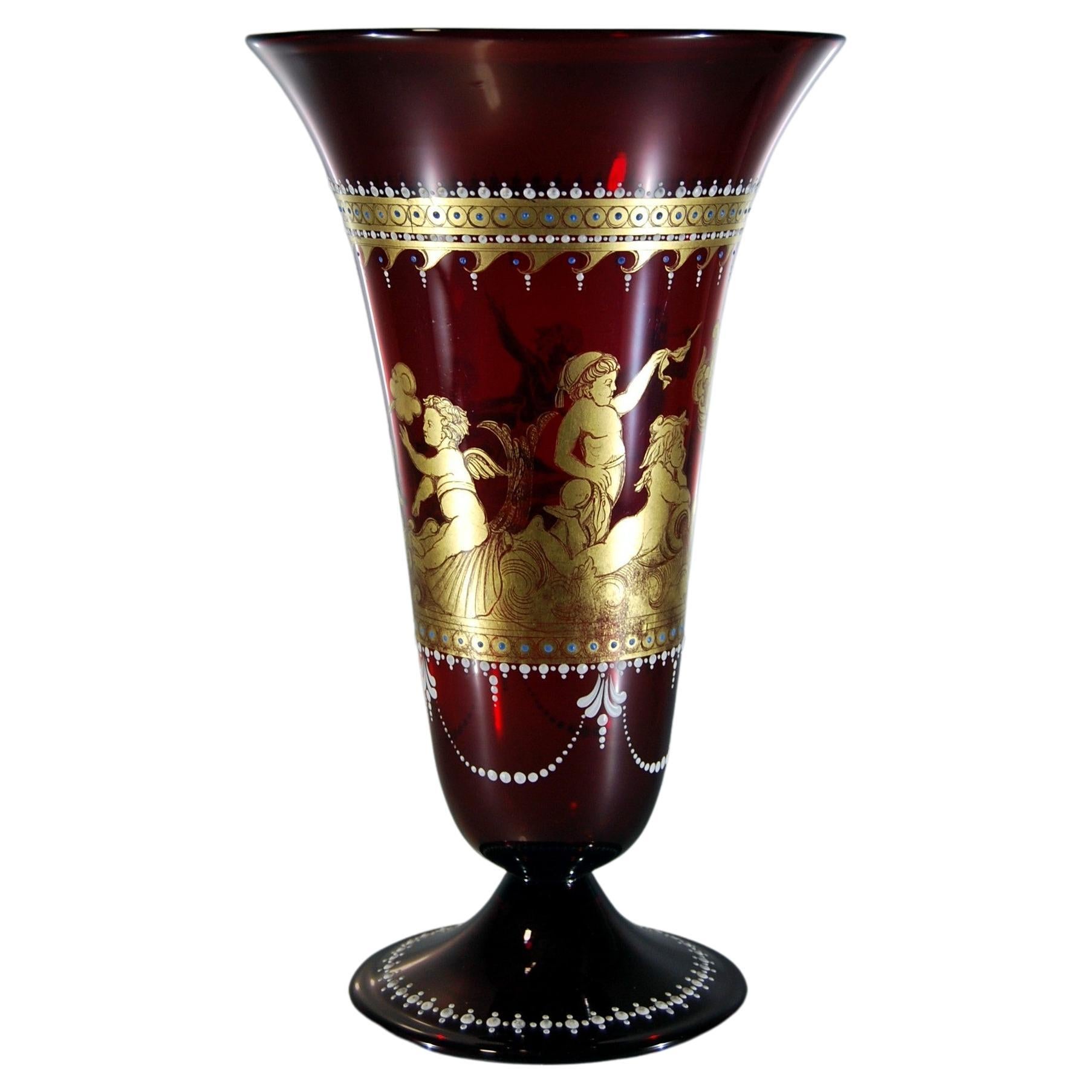 Venezianische Glas-Kornet-Vase mit antikem vergoldetem Dekor, graviert mit Putten im Angebot
