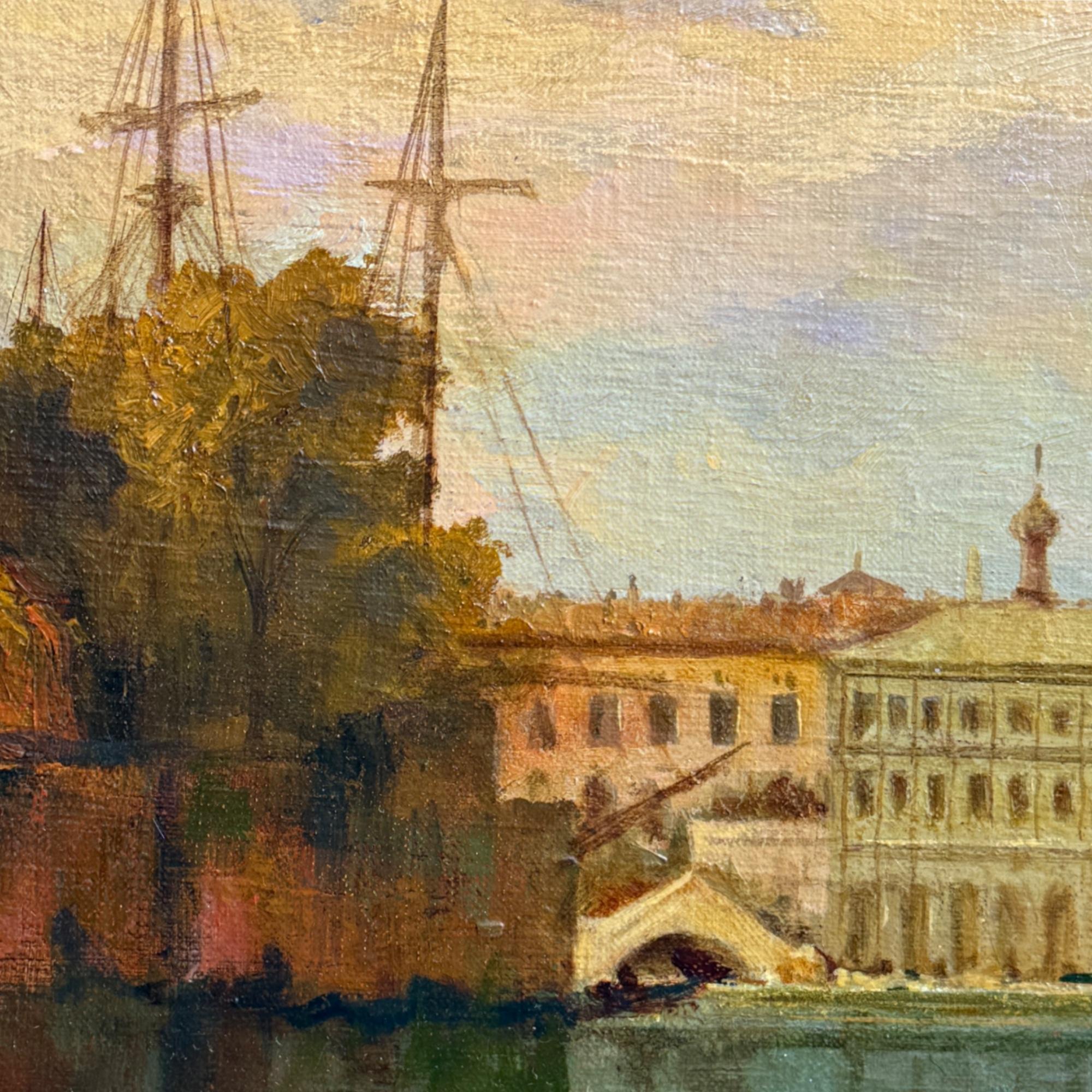 Ein ikonischer Blick auf Venedig, der die zeitlose Schönheit des Canal Grande in den goldenen Farben des Sonnenuntergangs einfängt. Diese stimmungsvolle Komposition zeigt den Campanile des Markusplatzes mit seiner detaillierten klassischen