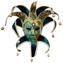 Moderne venezianische Maske in Grün und Gold mit Narrenkragen und Glocken