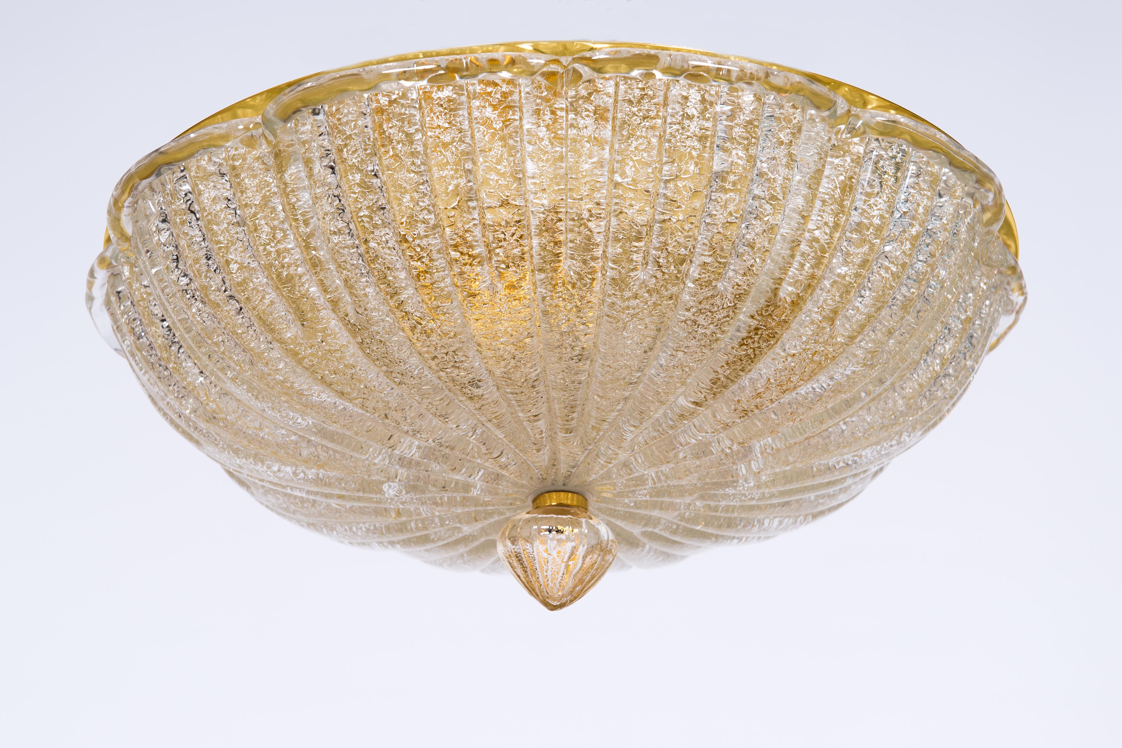 Venetian Grit Flush Mount in Blown Murano Glass Italy, with 6 Lights, made in the 1980s.
This refined Flush Mount stands out for the quality of its material and the perfection of its details. It was entirely handcrafted in the Venetian island of