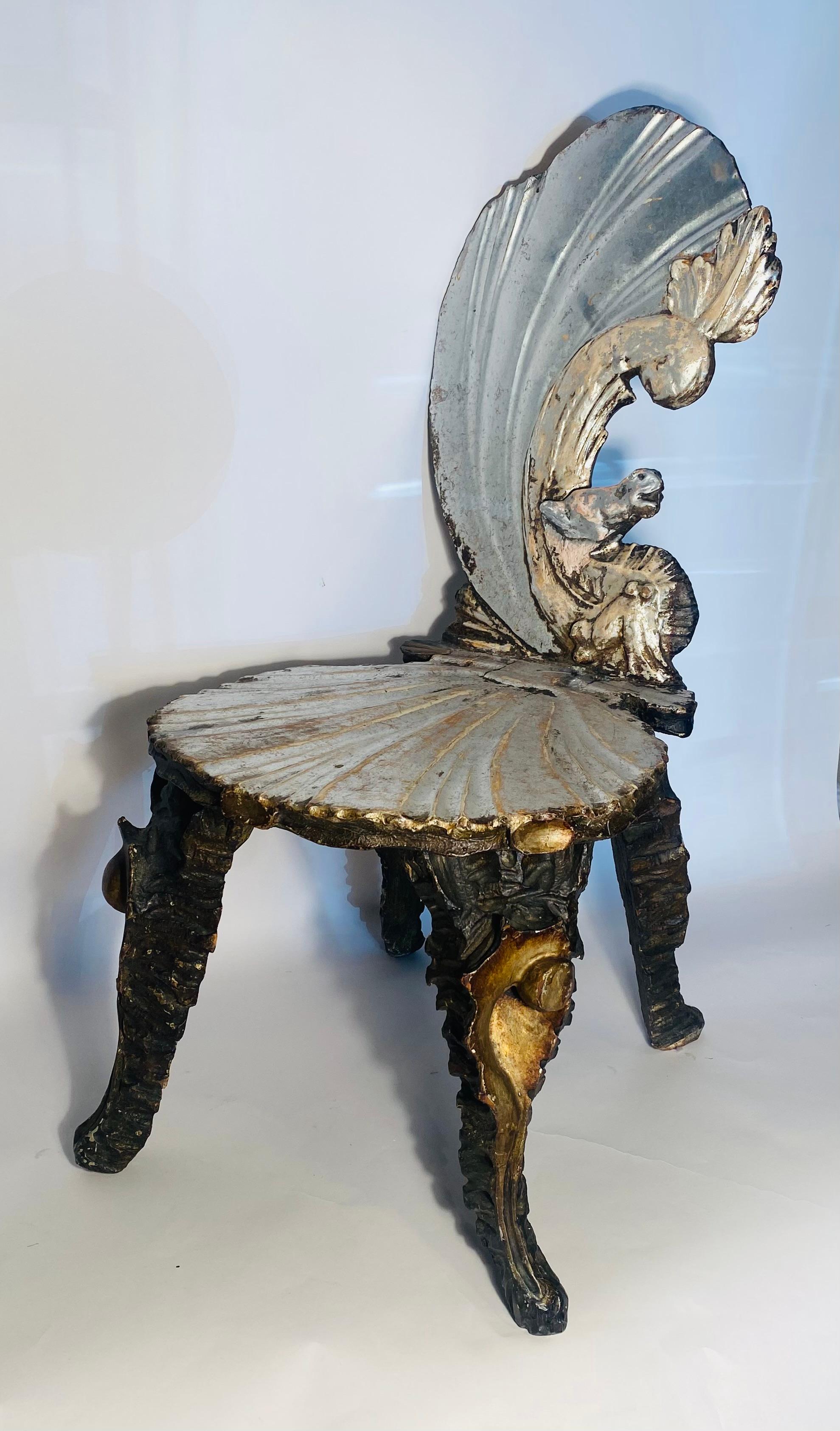 Une chaise fantaisiste sculptée à la main par le grand artisan vénitien de l'époque. Cette jolie pièce présente un dossier sculpté en hippocampe et une assise en coquille Saint-Jacques qui a conservé une grande partie de son bois antique argenté.