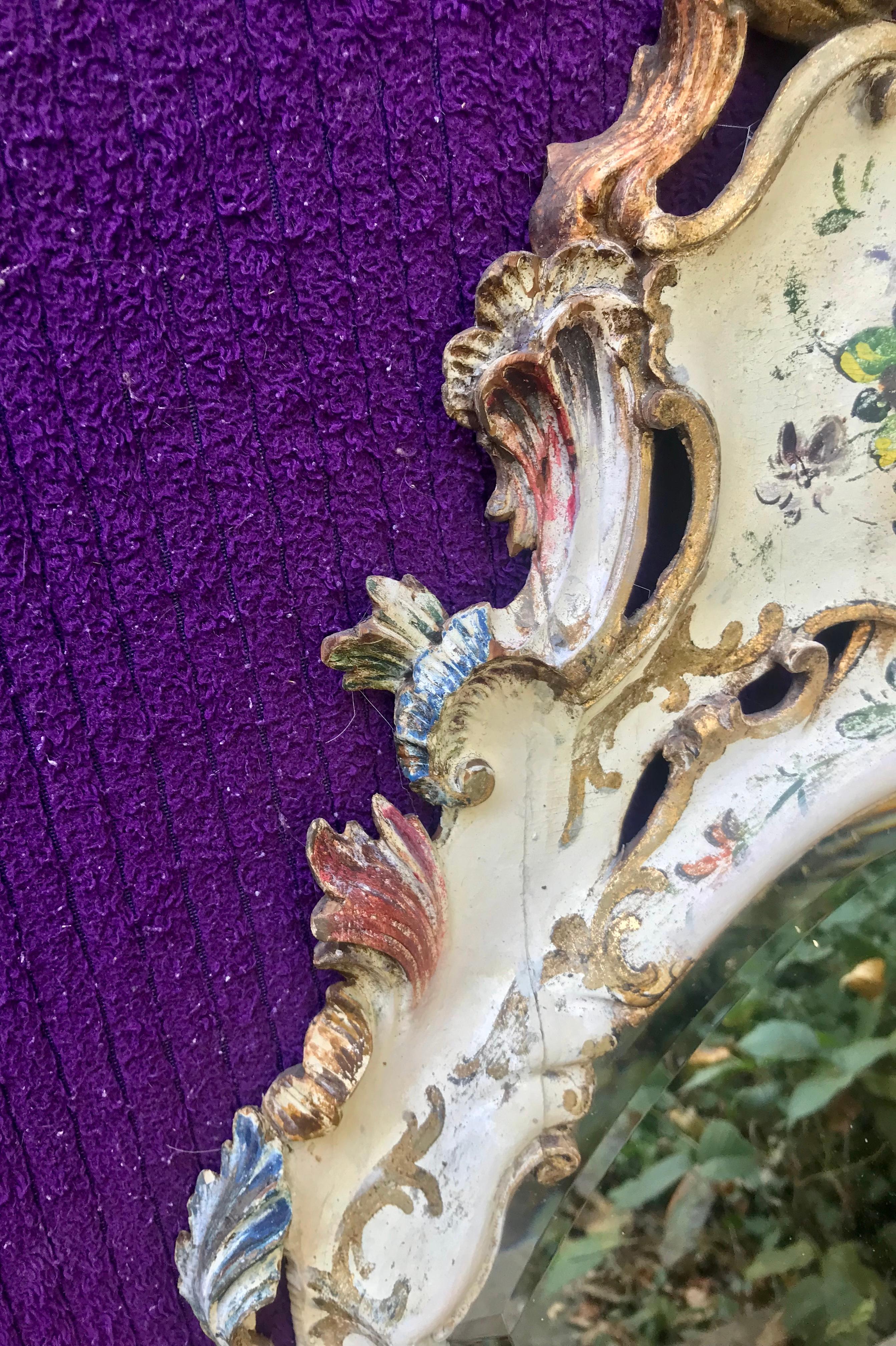 Pin Miroir mural vénitien peint et sculpté à la main à décor floral en vente
