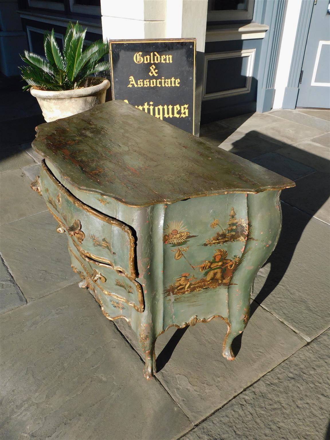 Bois Commode vénitienne à deux tiroirs en forme de pagode, peinte et dorée à la main, datant d'environ 1780 en vente