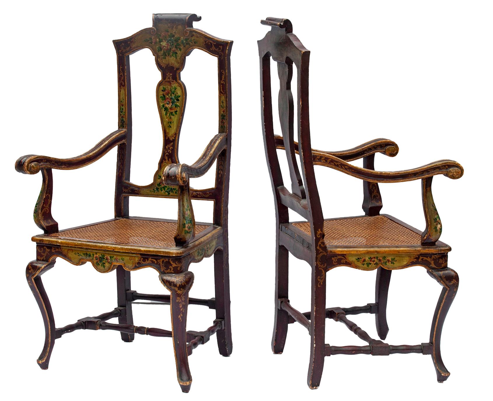 Fauteuils cannés vénitiens avec peinture fine du 18ème/ 19ème siècle. Cette paire est dotée d'un dossier en bois élégant et d'une traverse supérieure décorative présentant le motif floral original peint de façon complexe. Les chaises sont présentées