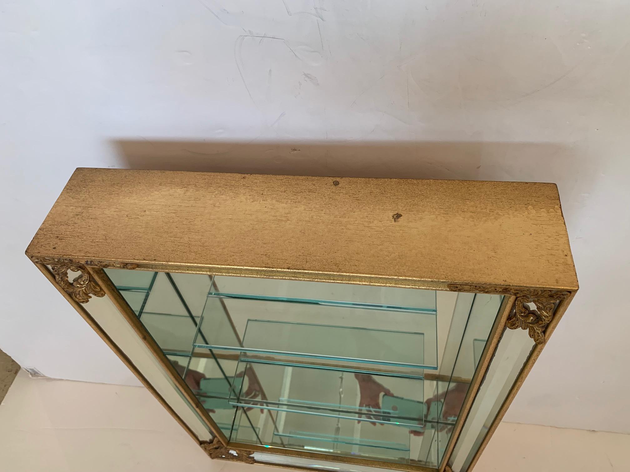 Venetian Hanging Giltwood & Mirrored Wall Shelf Vitrine In Good Condition For Sale In Hopewell, NJ