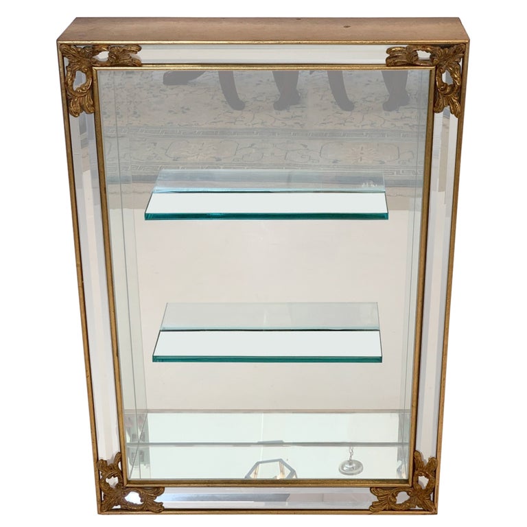 Venezianisches hängendes Giltwood and verspiegelte Wandregal Vitrine im Angebot bei 1stDibs Deutschland