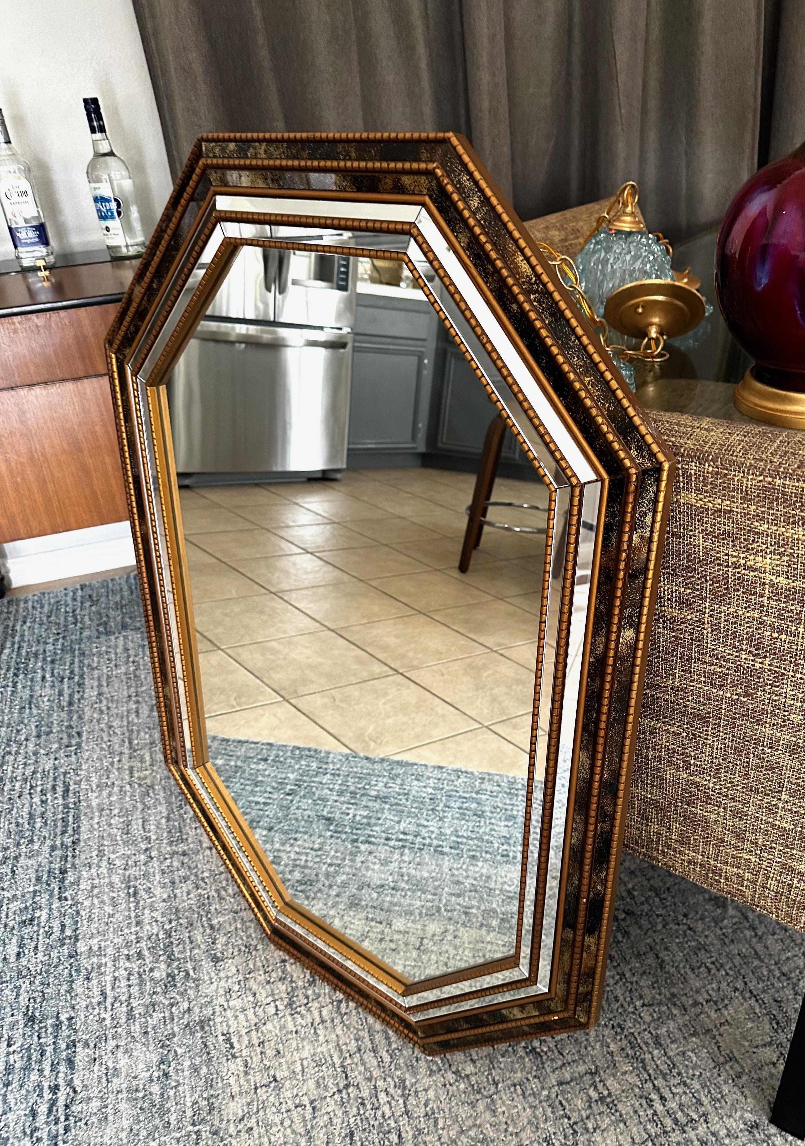 Venetian Hexagon Giltwood Gold Vain Wall Mirror In Good Condition For Sale In Palm Springs, CA