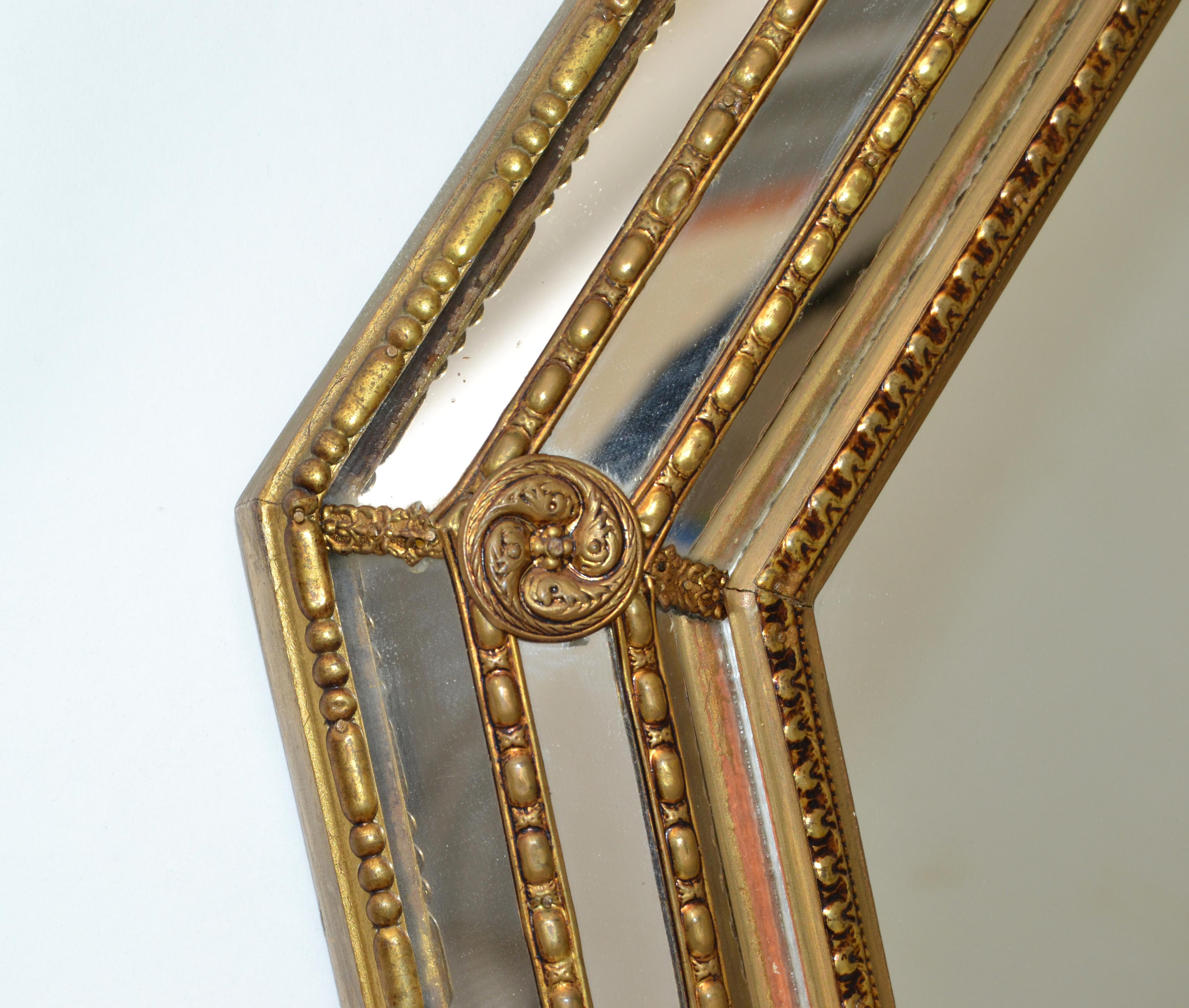 Venetian Hexagonal Wall Mirror Gilt Wood & Bohemian Ornaments 1930 Italy For Sale 2