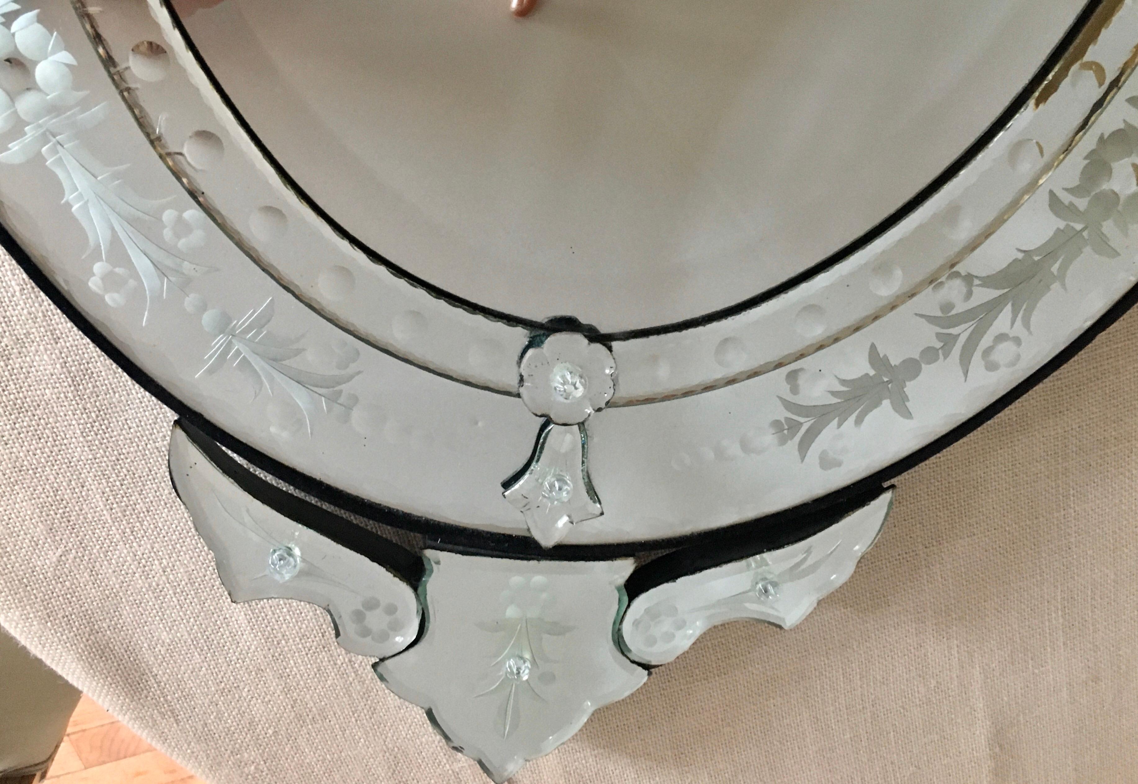 Venetian Hollywood Regency Style Oval Wall Mirror with Etched Floral Motif Italy In Good Condition In Lambertville, NJ