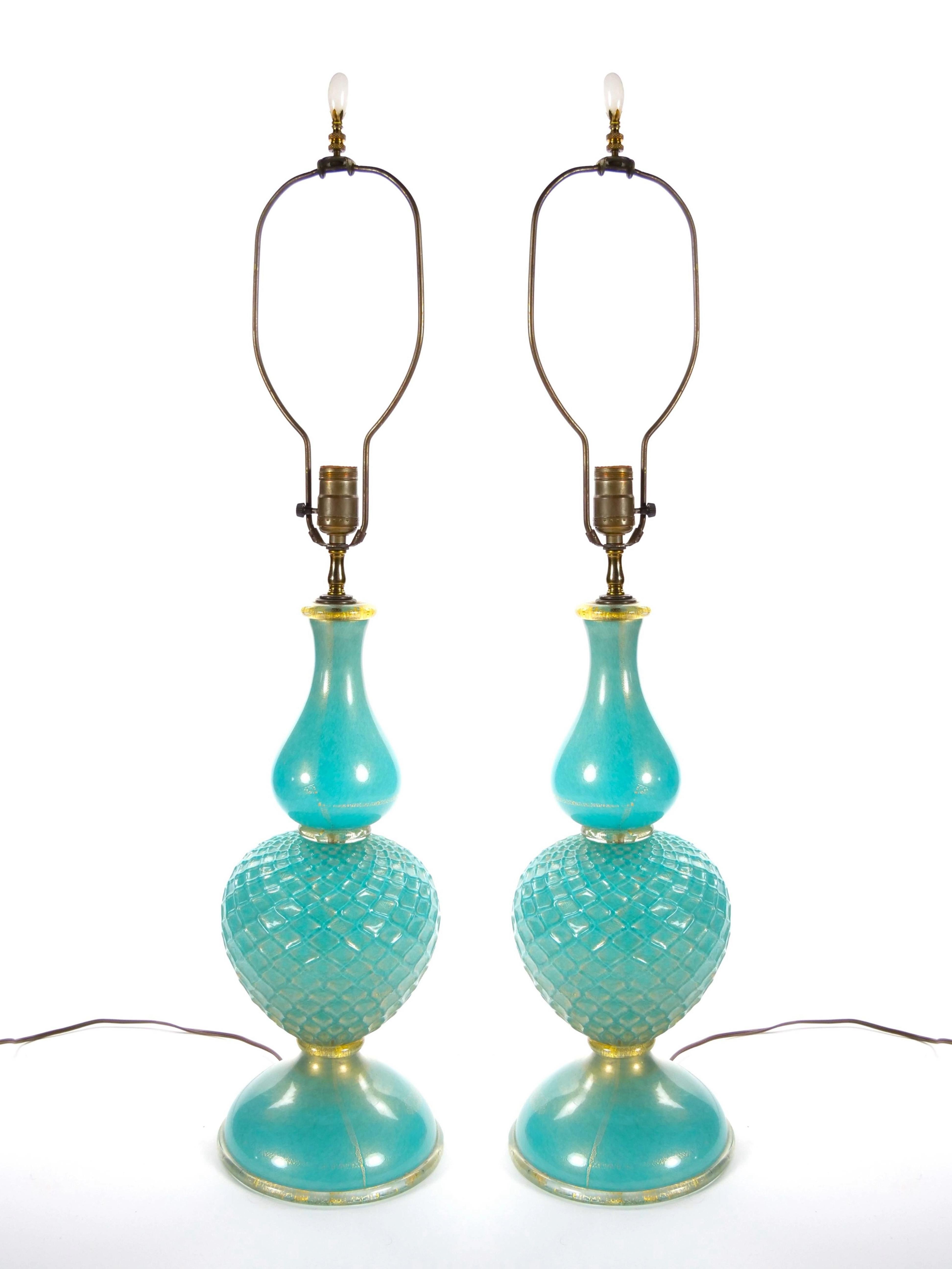 Questa splendida lampada da tavolo in vetro di Murano soffiato a bocca, realizzata a mano da Barovier&Toso, è una vera e propria testimonianza dell'eccezionale artigianato italiano. Realizzata a Venezia verso la metà e la fine del XX secolo, la