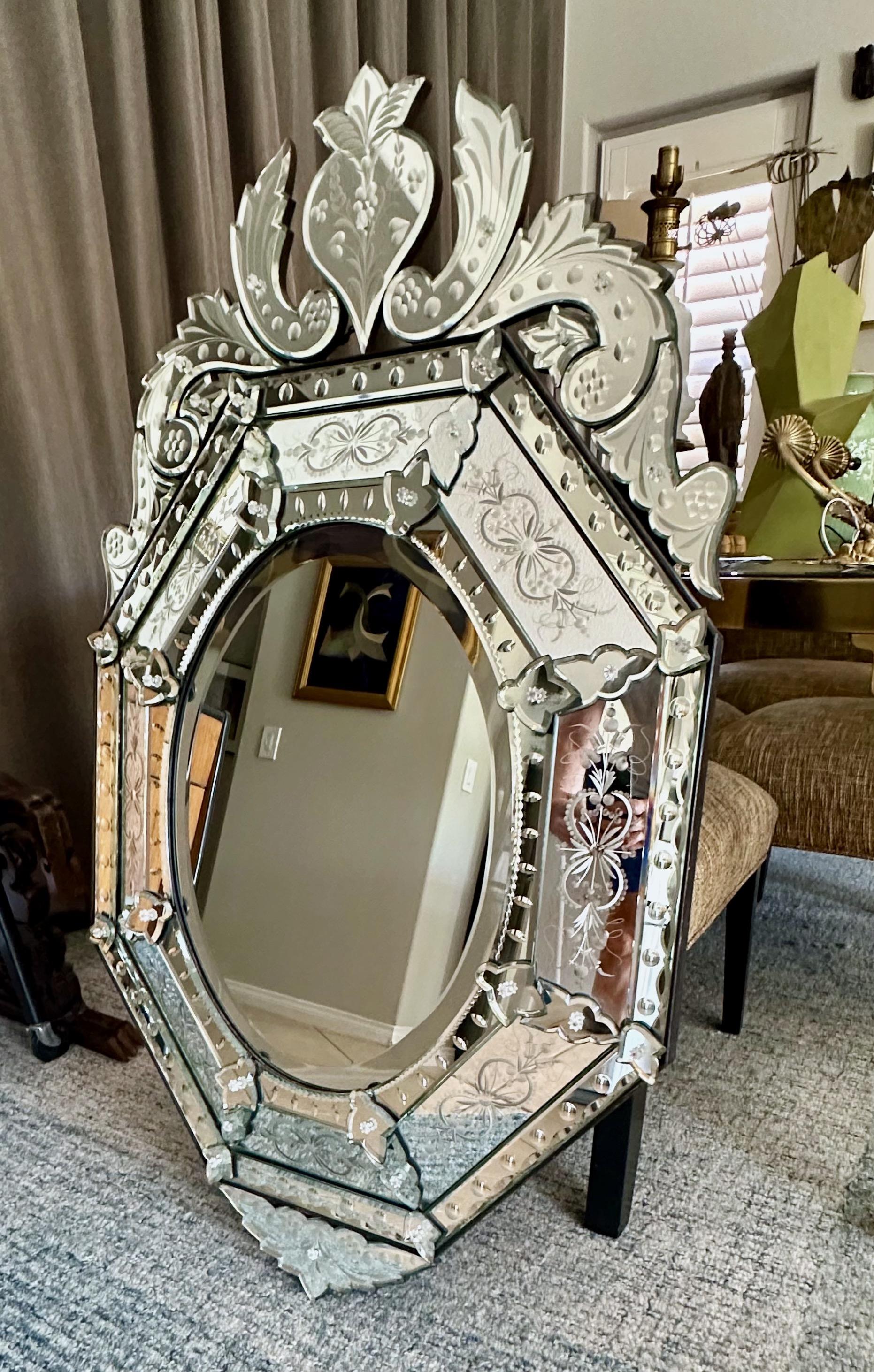 Venezianischer italienischer achteckiger geätzter Wandspiegel im Zustand „Gut“ im Angebot in Palm Springs, CA