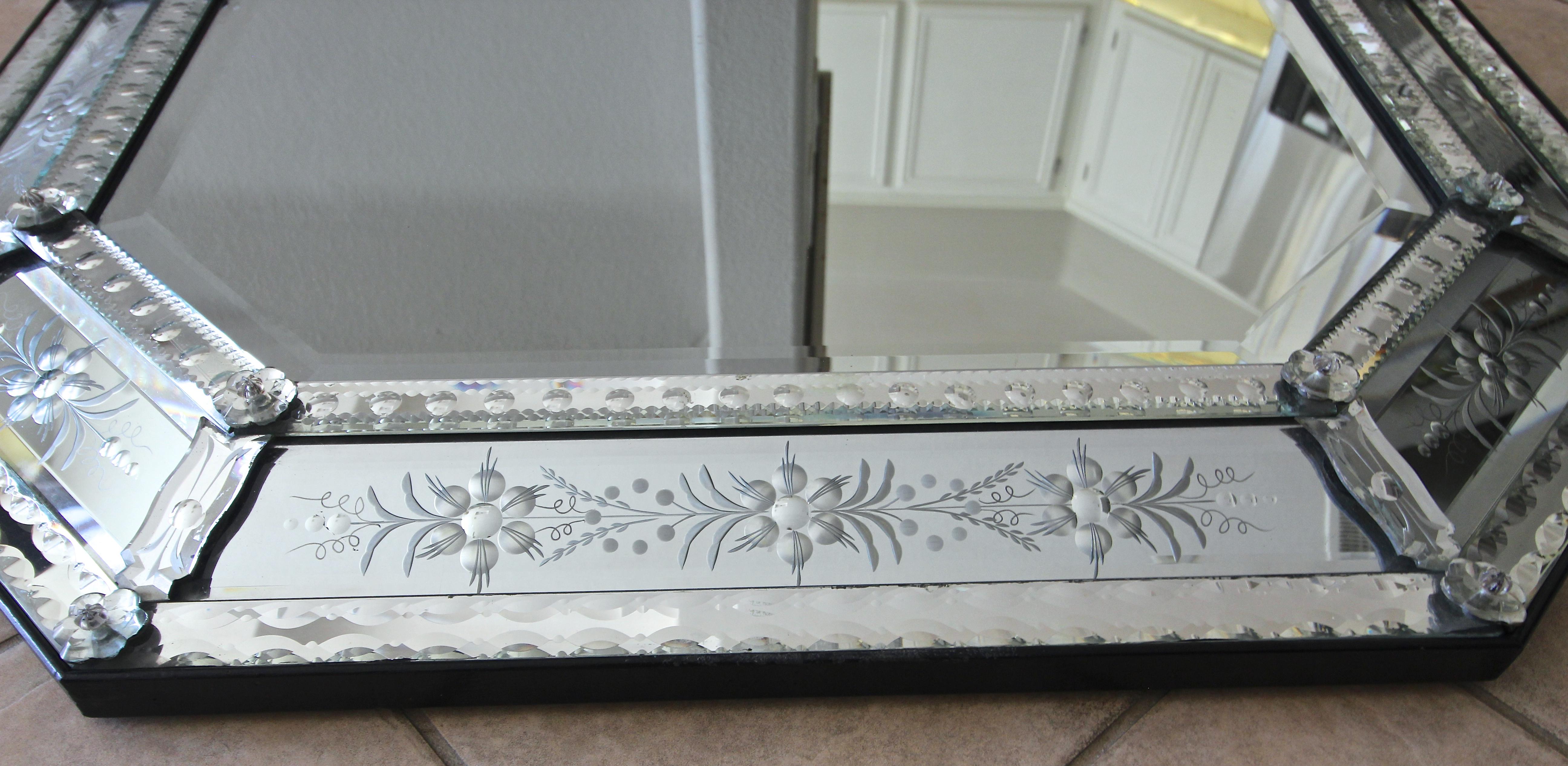 Venetian Italian Octagonal Etched Wall Mirror In Good Condition In Palm Springs, CA