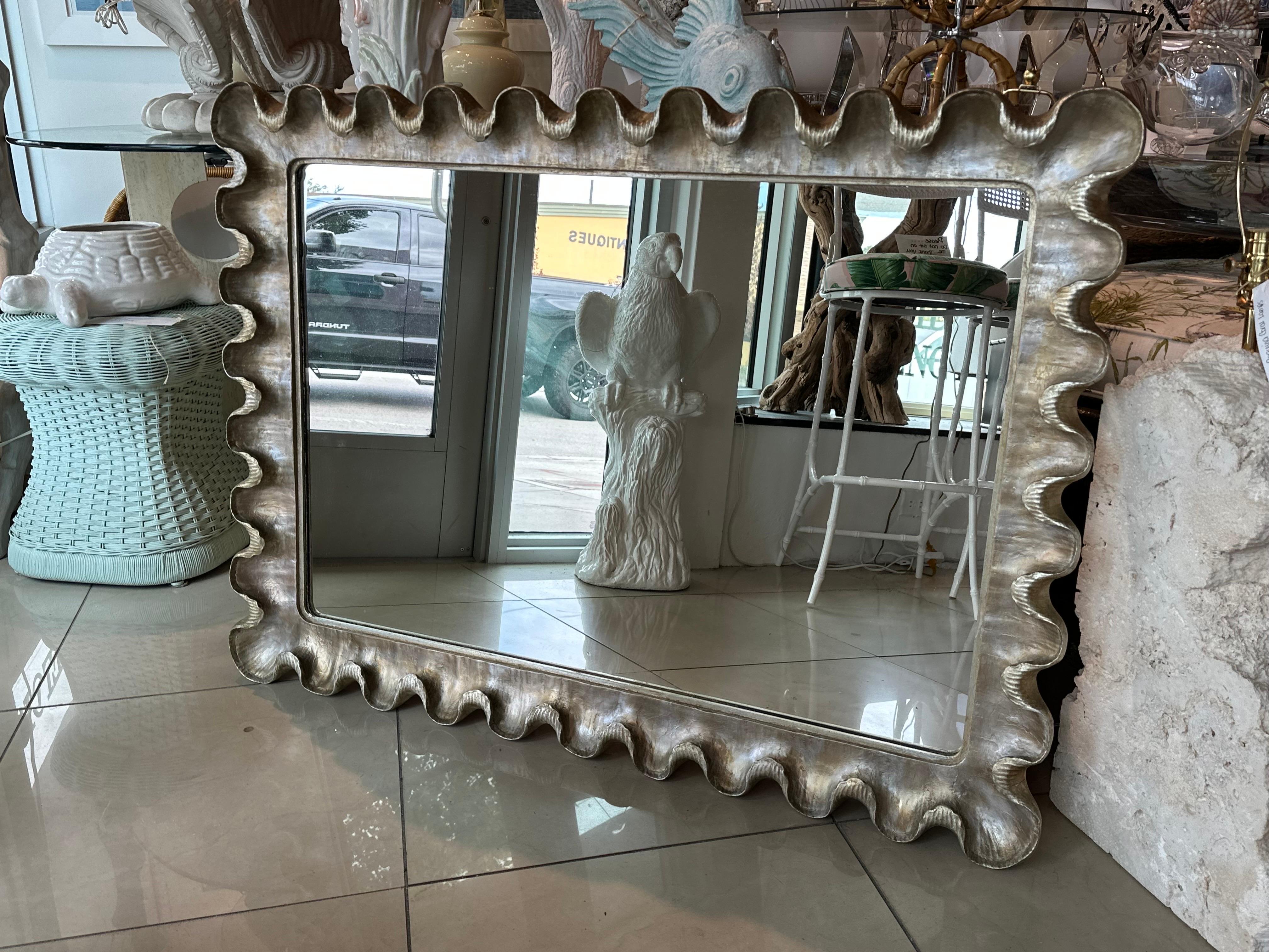 Specchio da parete veneziano italiano in argento e oro dorato in legno gesso con volant smerlato in vendita 9