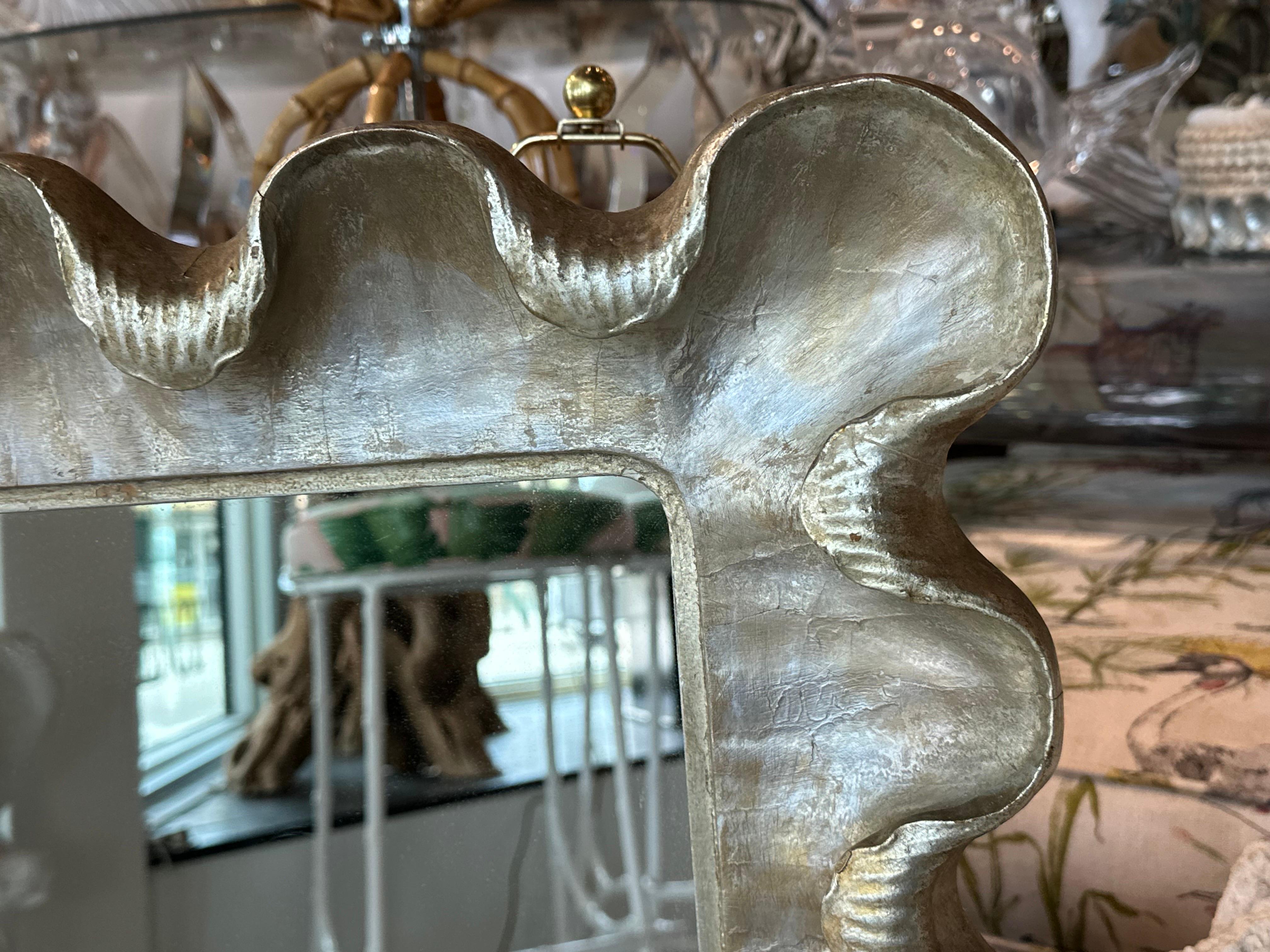 Bellissimo specchio da parete d'epoca in legno dorato e argento intagliato a volant e smerlato. Prodotto in Italia. 1940s. Lo specchio originale può presentare lievi imperfezioni. Può essere appeso in verticale o in orizzontale. Can viene fornito