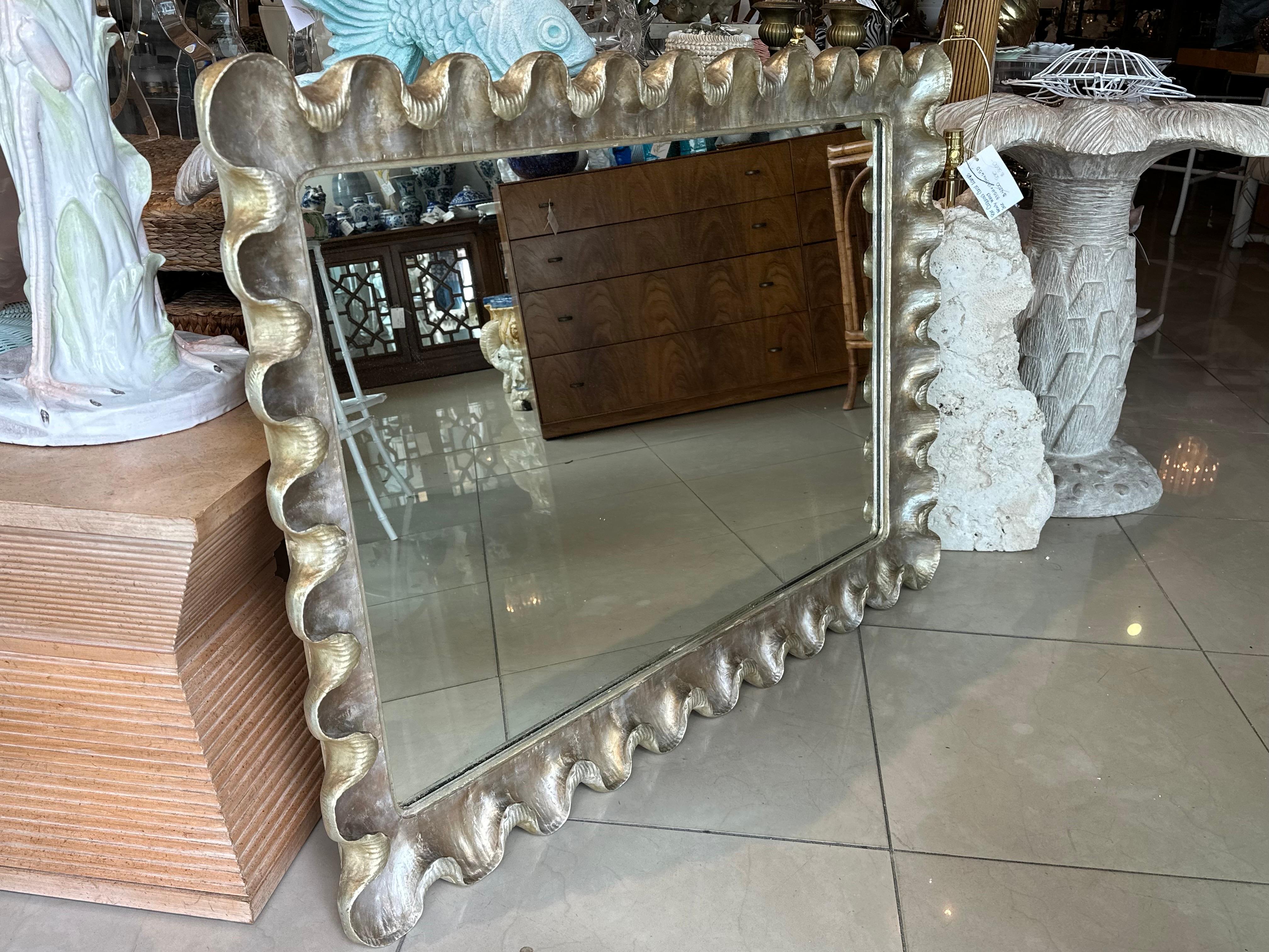 Specchio da parete veneziano italiano in argento e oro dorato in legno gesso con volant smerlato In condizioni buone in vendita a West Palm Beach, FL