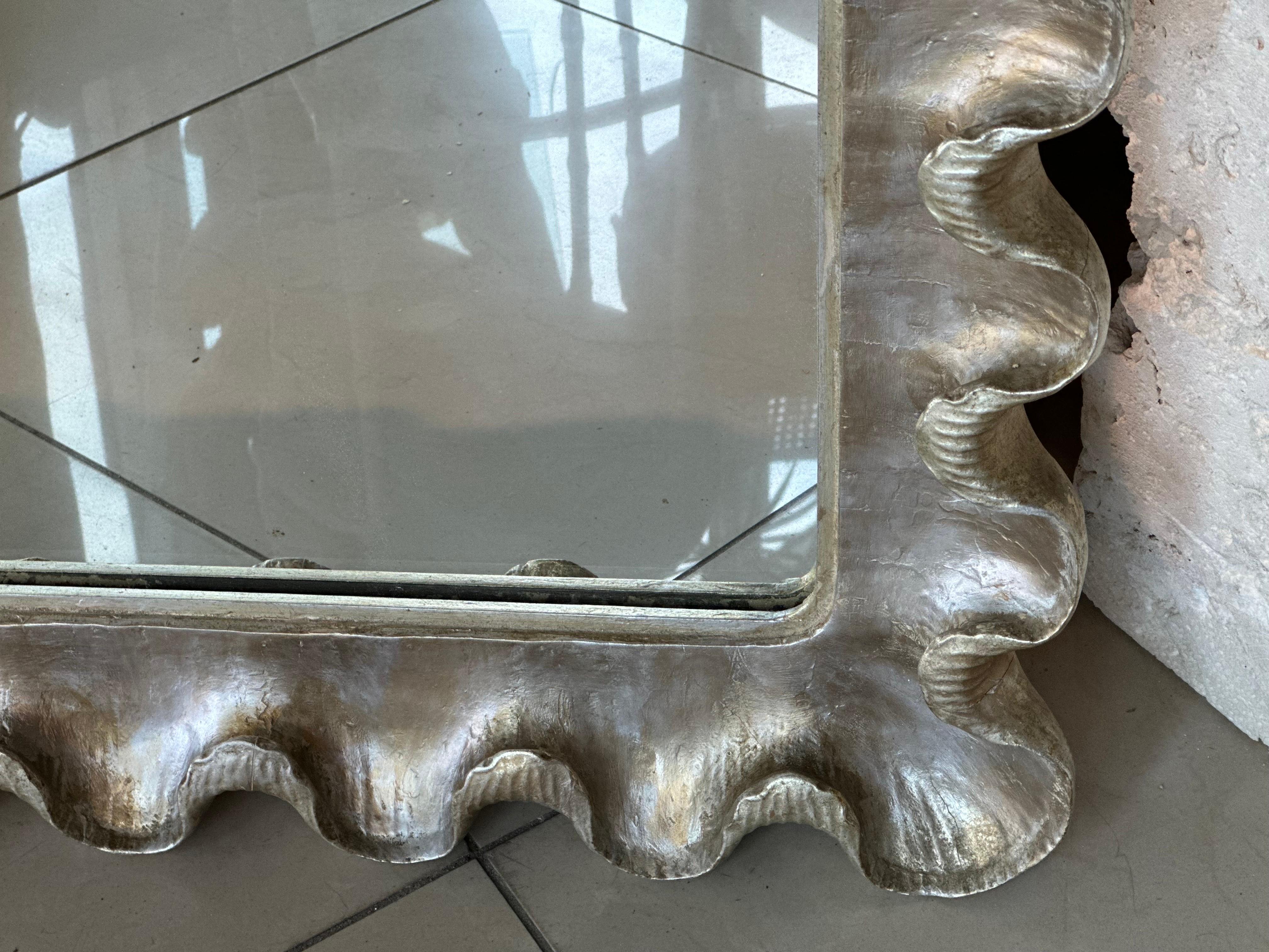 Gesso Specchio da parete veneziano italiano in argento e oro dorato in legno gesso con volant smerlato in vendita