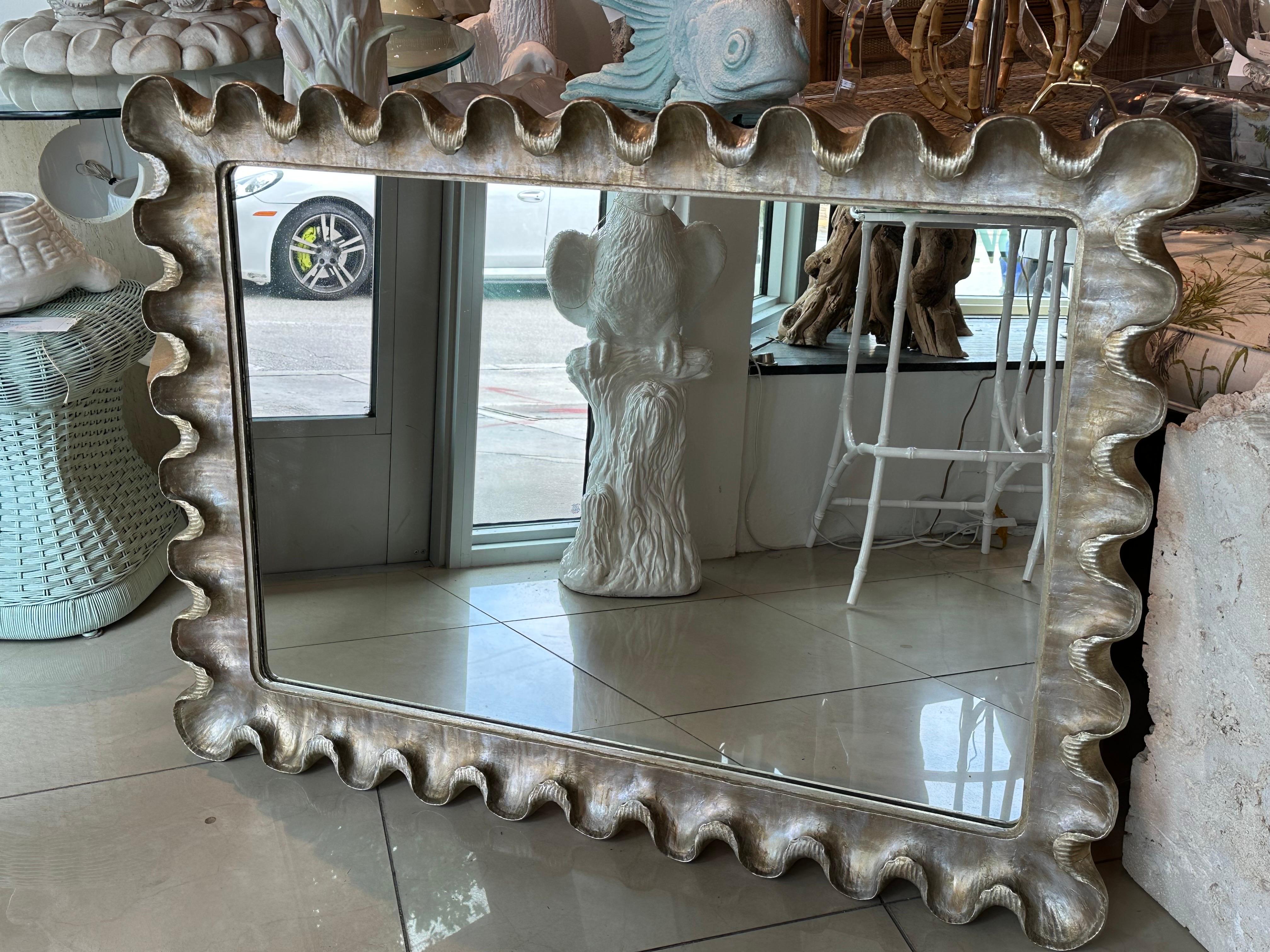Specchio da parete veneziano italiano in argento e oro dorato in legno gesso con volant smerlato in vendita 1