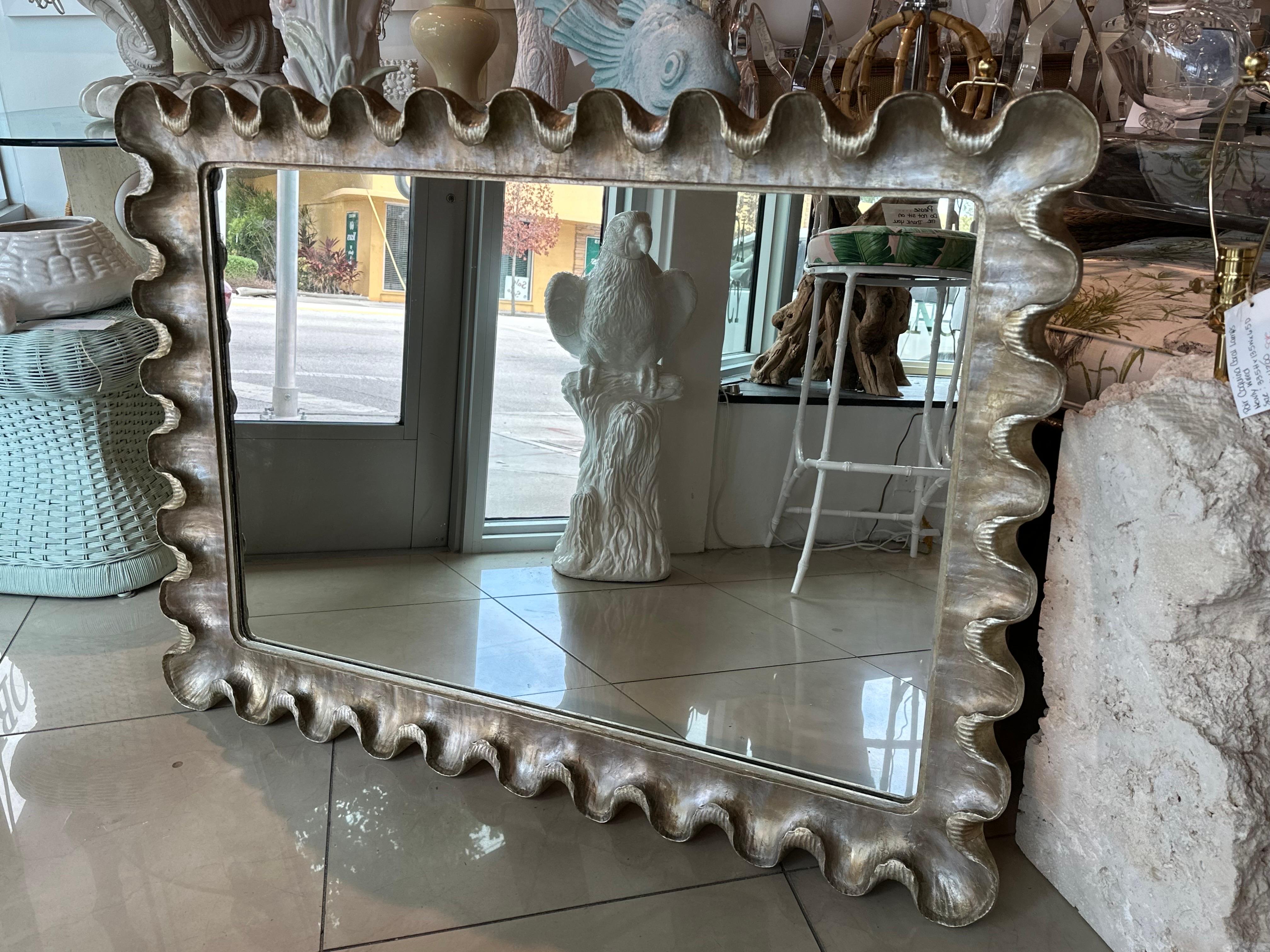 Specchio da parete veneziano italiano in argento e oro dorato in legno gesso con volant smerlato in vendita 2