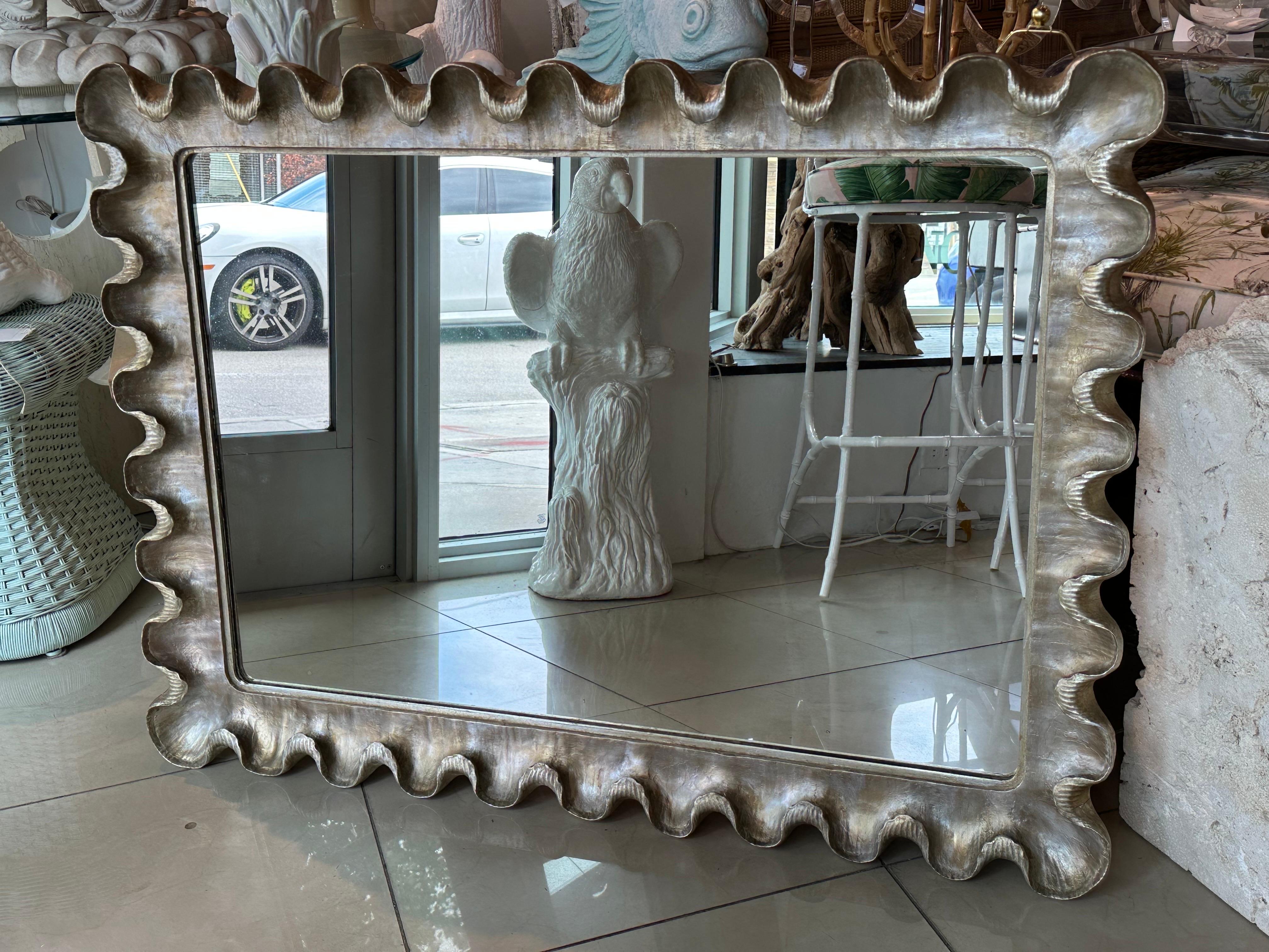 Specchio da parete veneziano italiano in argento e oro dorato in legno gesso con volant smerlato in vendita 3