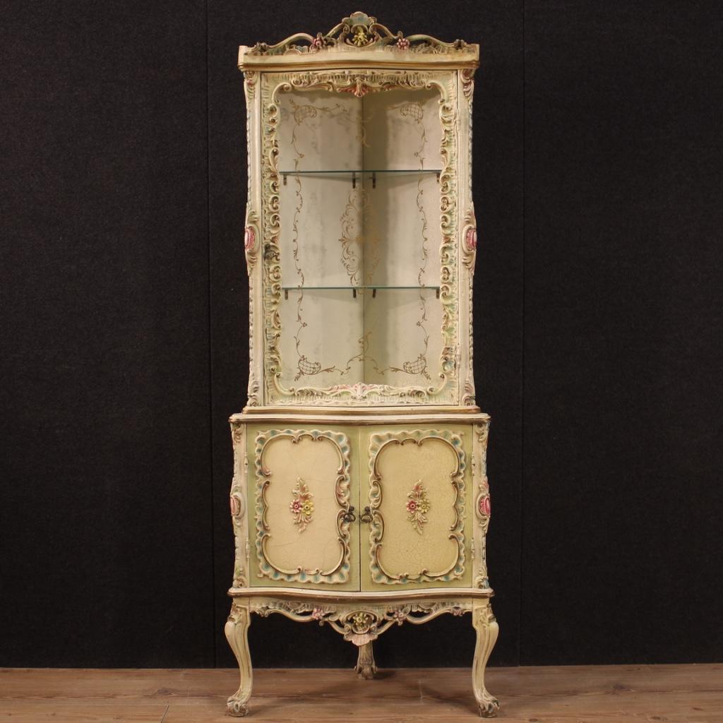 A gorgeous Venetian lacquered and painted corner cabinet, 20th century.
Venetian corner cabinet from the second half of the 20th century. Furniture in wood and plaster richly lacquered, chiseled and painted, of beautiful decoration. Double body