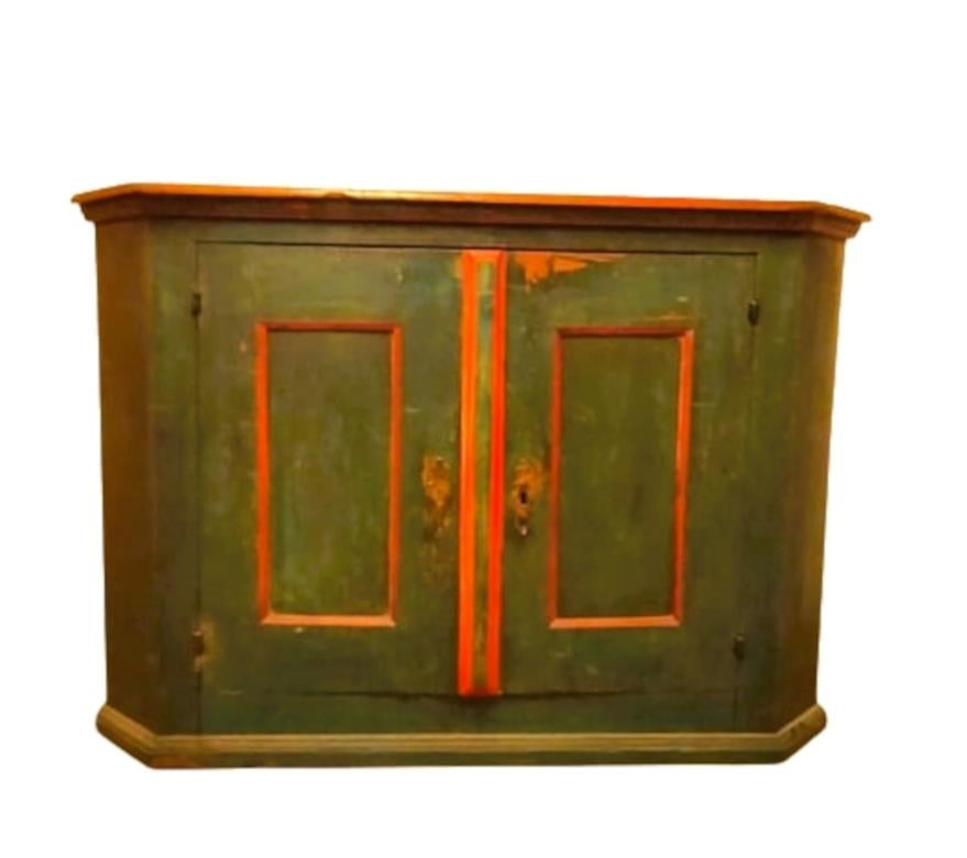 Credenza laccata veneziana

Credenza laccata e dentellata, tipica dell'Italia settentrionale e del Veneto. 

Il mobile è in abete e la sua laccatura è originale; è stato sottoposto a un restauro conservativo.

Periodo: metà del 1700
Misure: