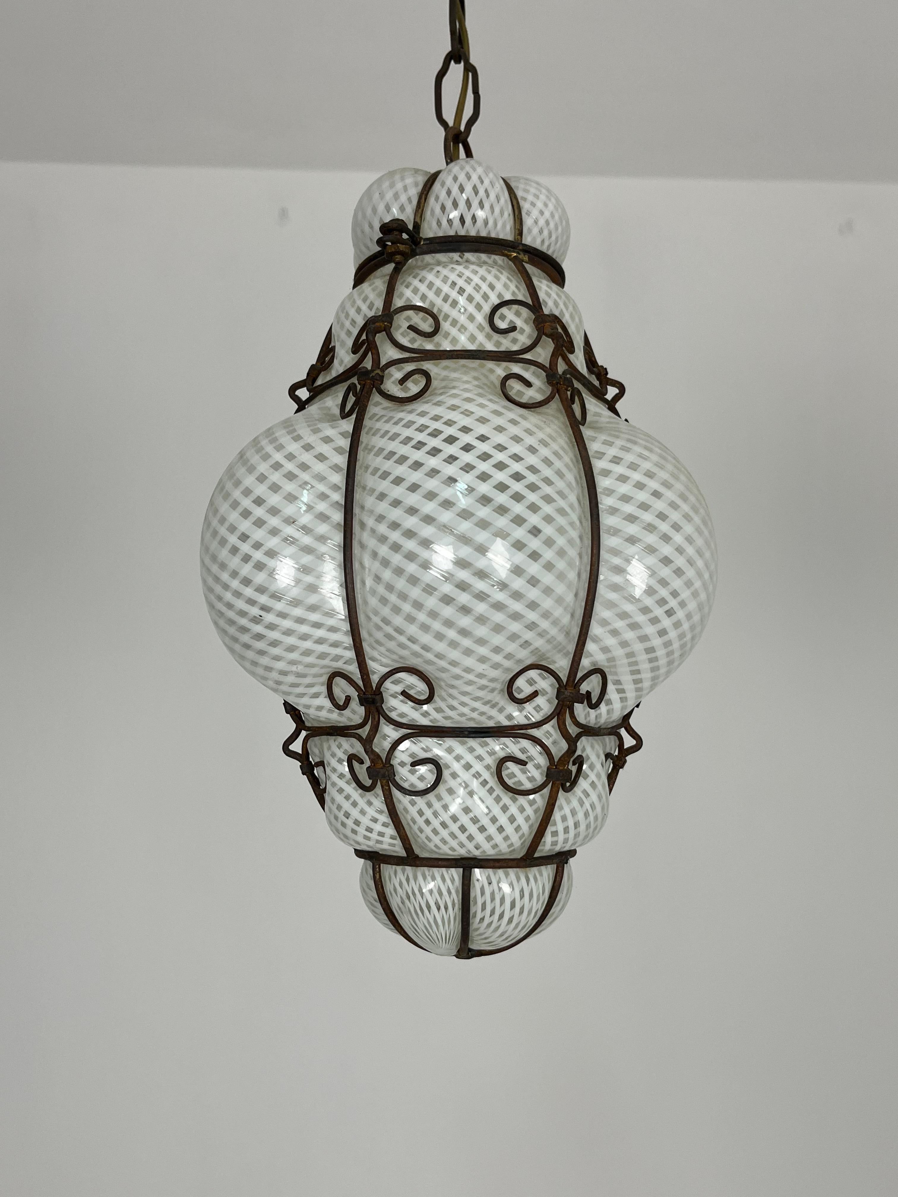 Lanterna veneziana in vetro soffiato di Murano Reticello con gabbia, anni '40 In condizioni buone in vendita a Palermo, IT