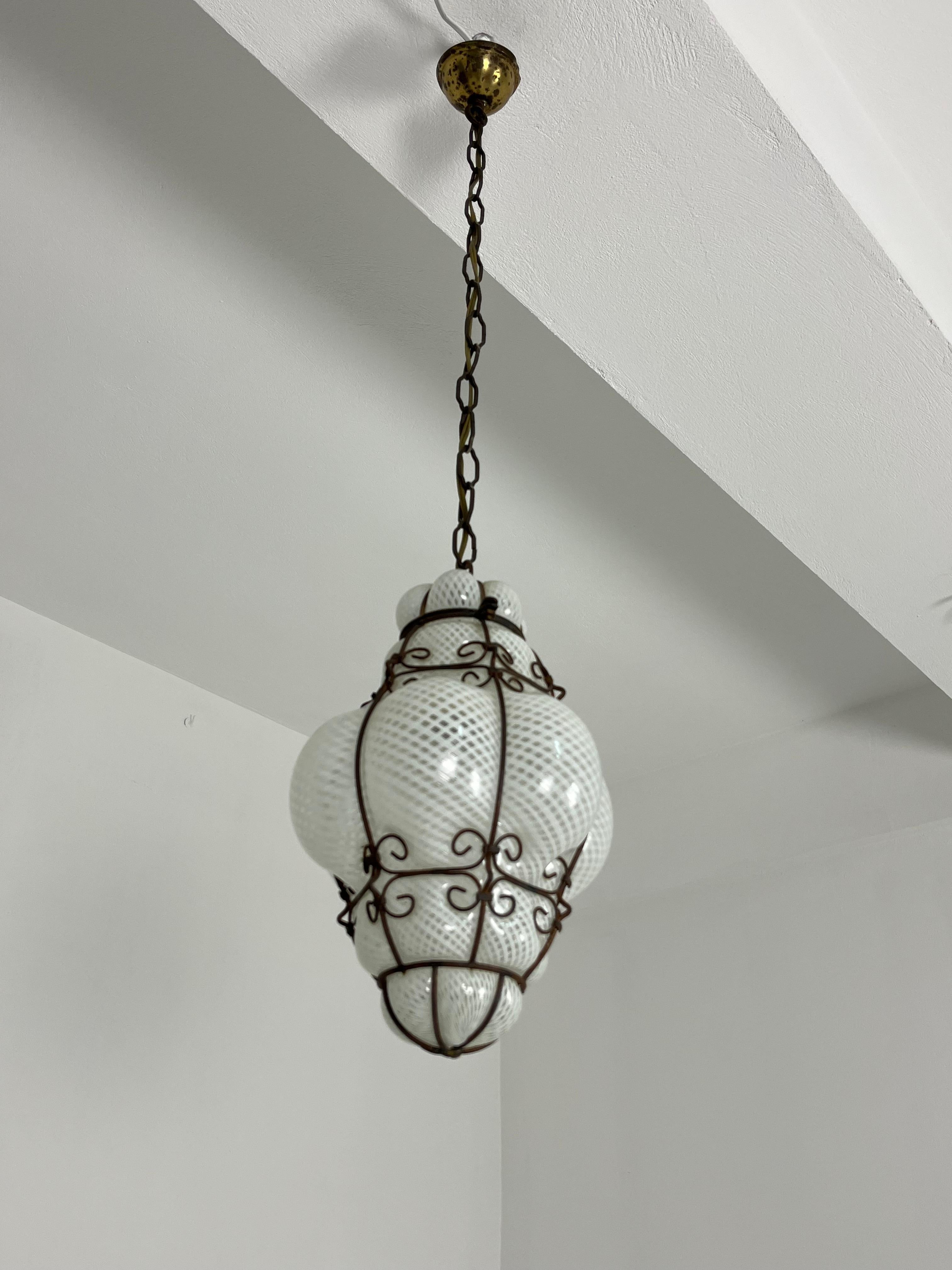 Metà XX secolo Lanterna veneziana in vetro soffiato di Murano Reticello con gabbia, anni '40 in vendita