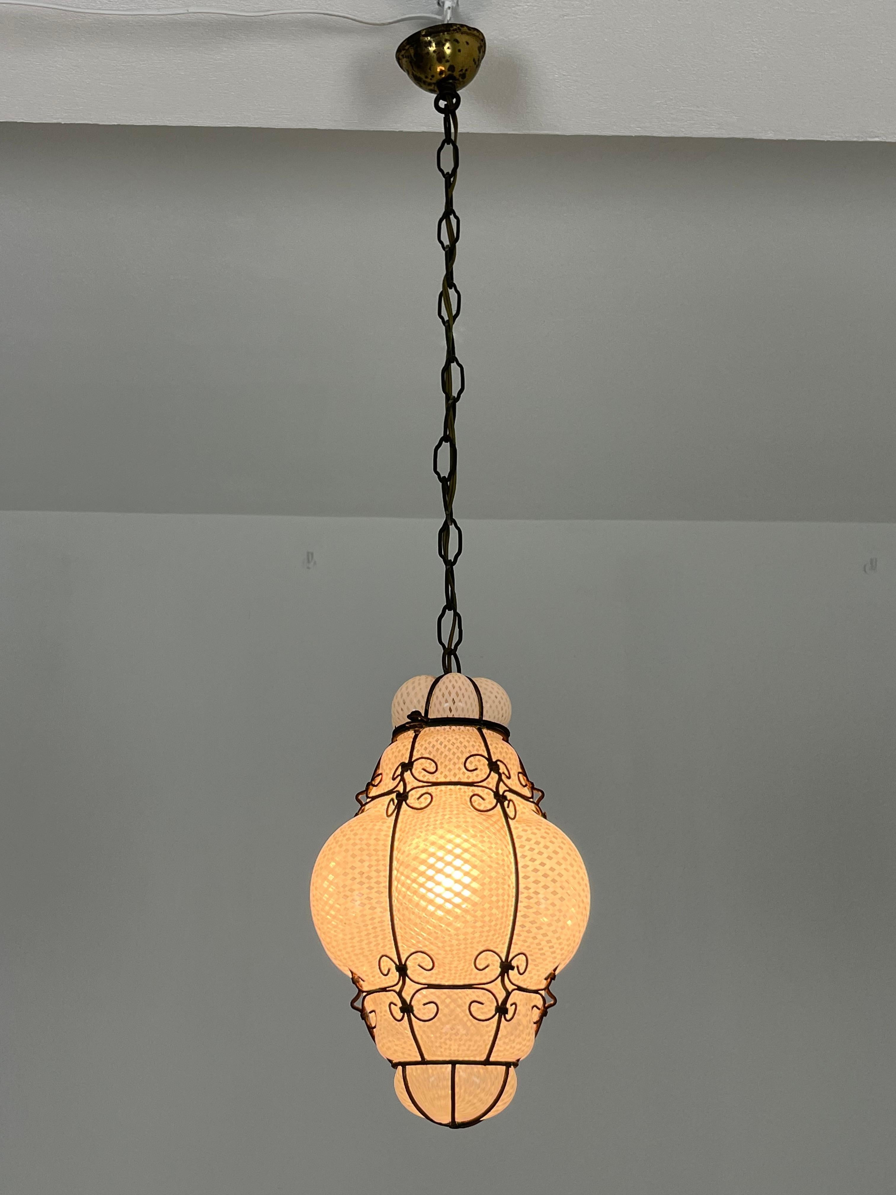 Metallo Lanterna veneziana in vetro soffiato di Murano Reticello con gabbia, anni '40 in vendita