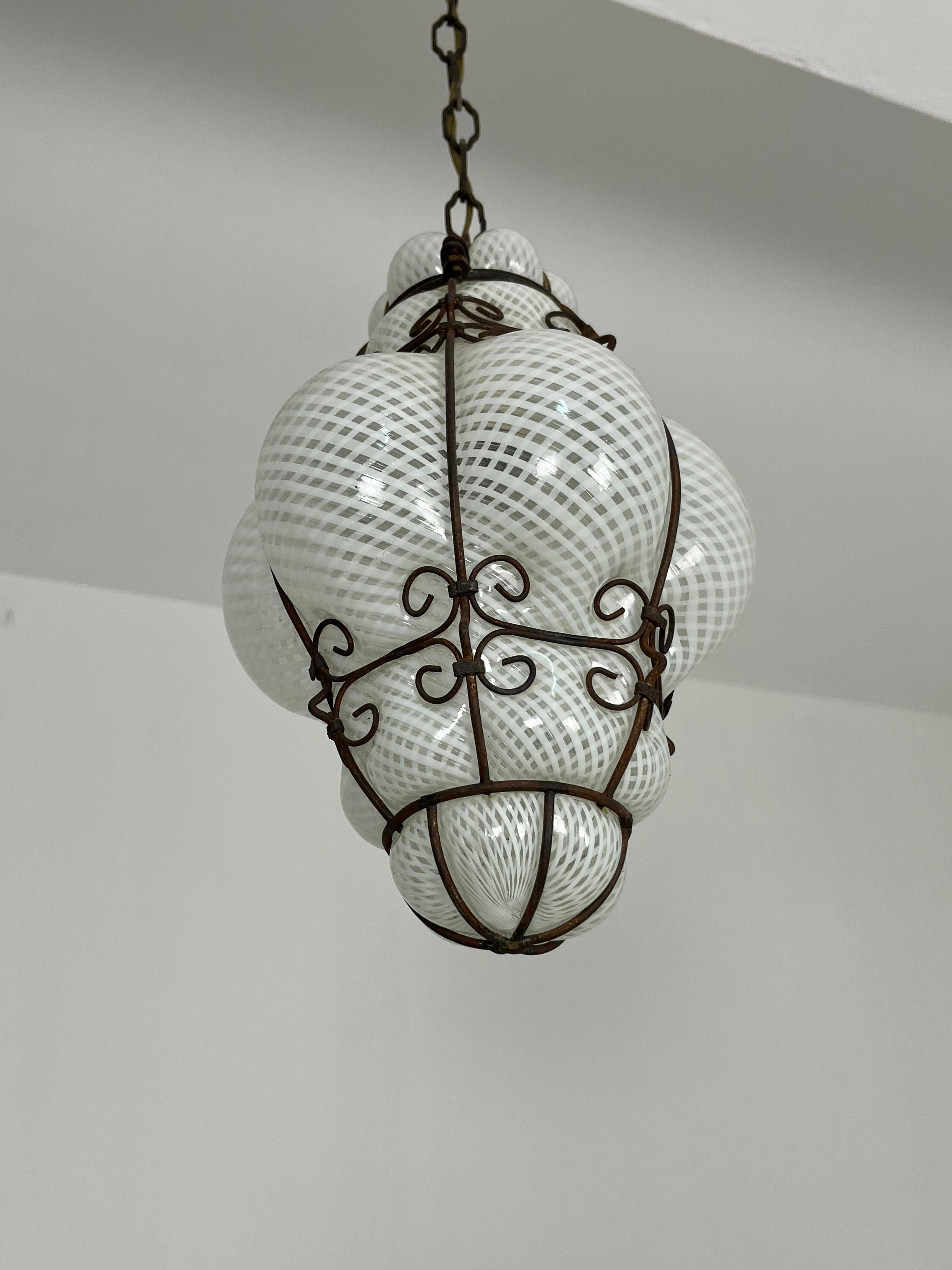 Lanterna veneziana in vetro soffiato di Murano Reticello con gabbia, anni '40 in vendita 1