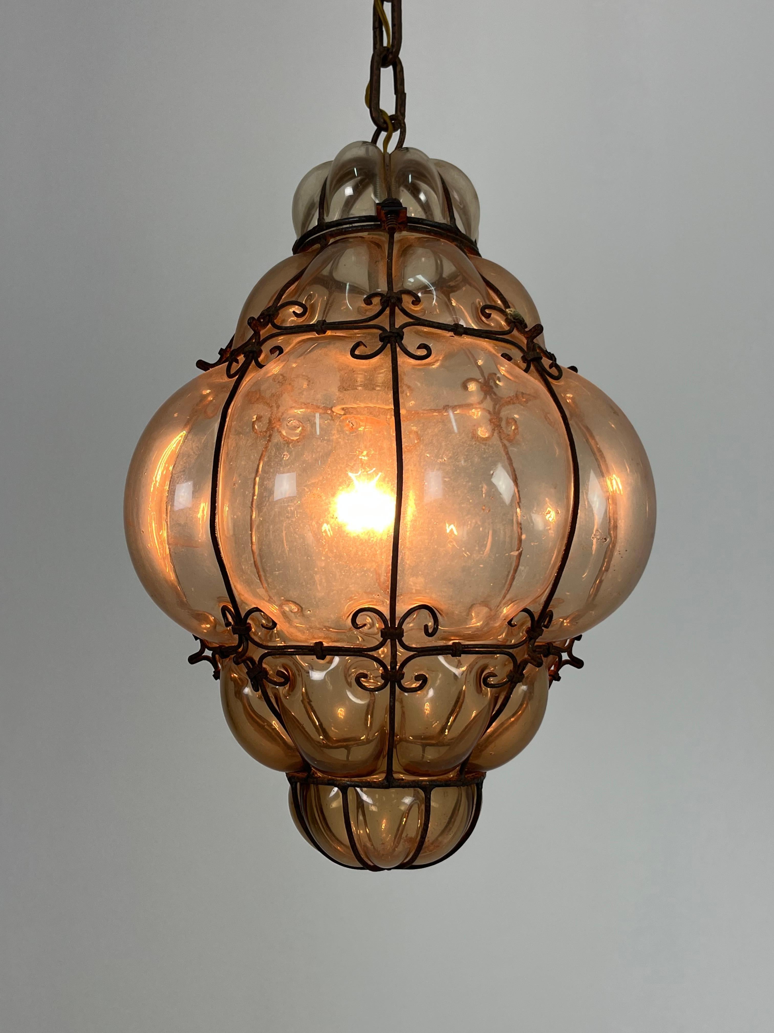 Venetian Lantern Mid-Century Murano Glass Blown Caged, 1940s
Handcrafted by Murano glass masters. Inside the glass you can see small air bubbles that testify to its authenticity.
Good condition.
Intact glass. The bowl is approximately 27 cm wide and