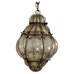 Farol veneciano de mediados de siglo de cristal de Murano soplado enjaulado, años 40