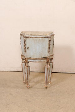 Coffre d'appoint vénitien de la fin du XVIIIe siècle, sculpté et peint, avec dessus en marbre.