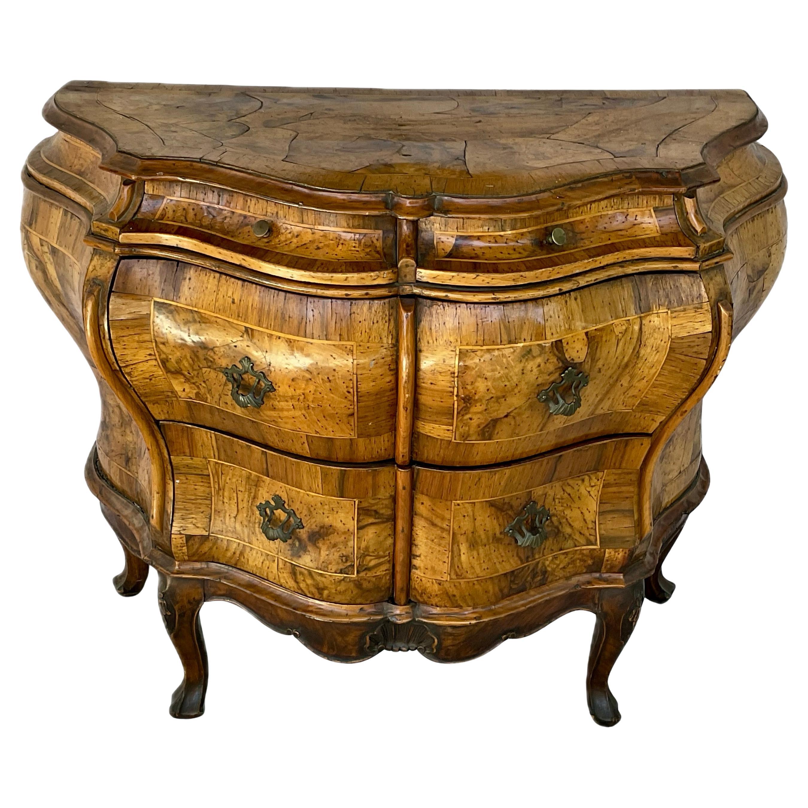 Venezianische Louis XIV Kommode aus Nussbaum mit Bombay-Maser
