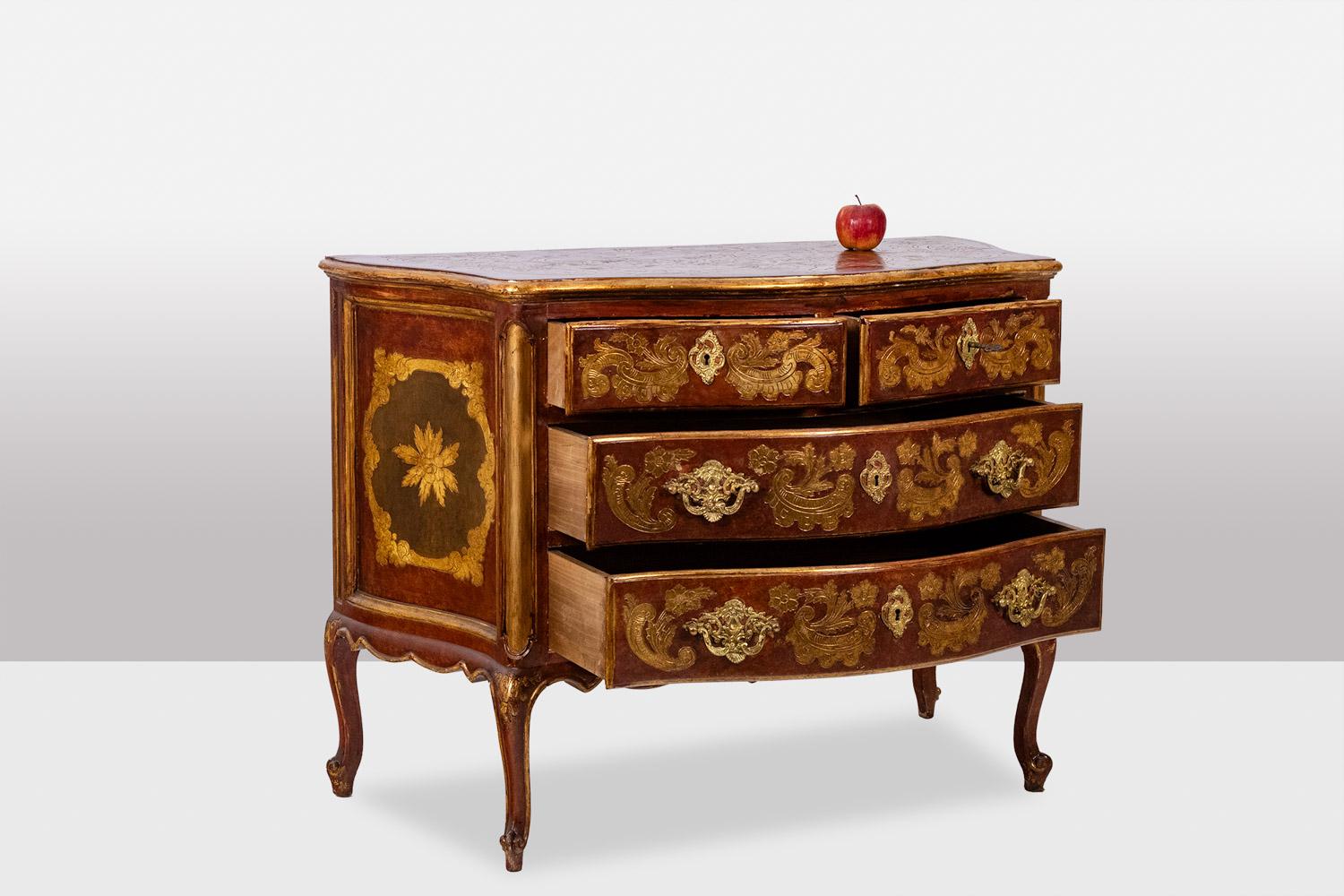 Laccato Cassettone veneziano in stile Luigi XV. 1950s. LS5492709H in vendita