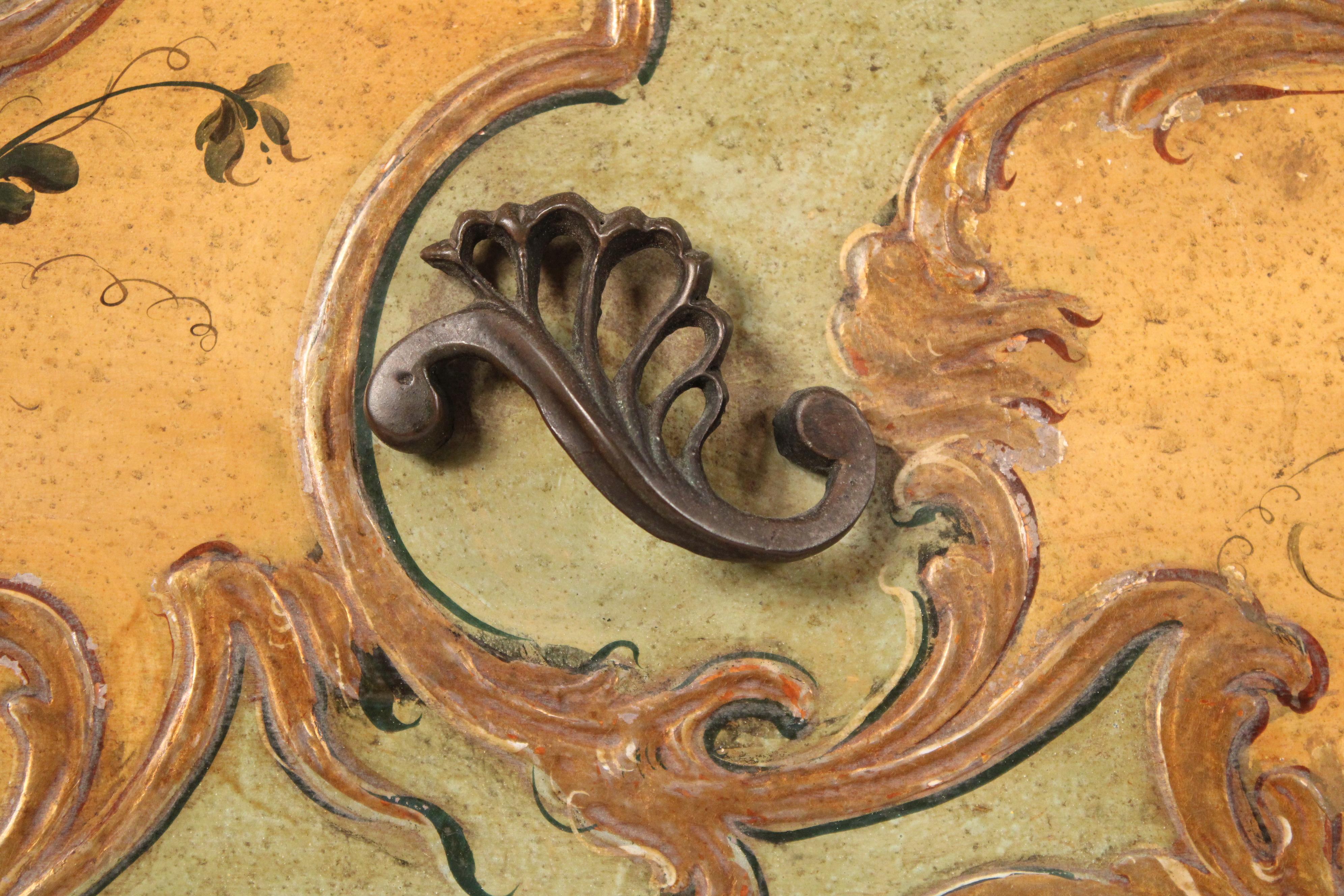 Cassettone veneziano dipinto in stile Luigi XV in vendita 4