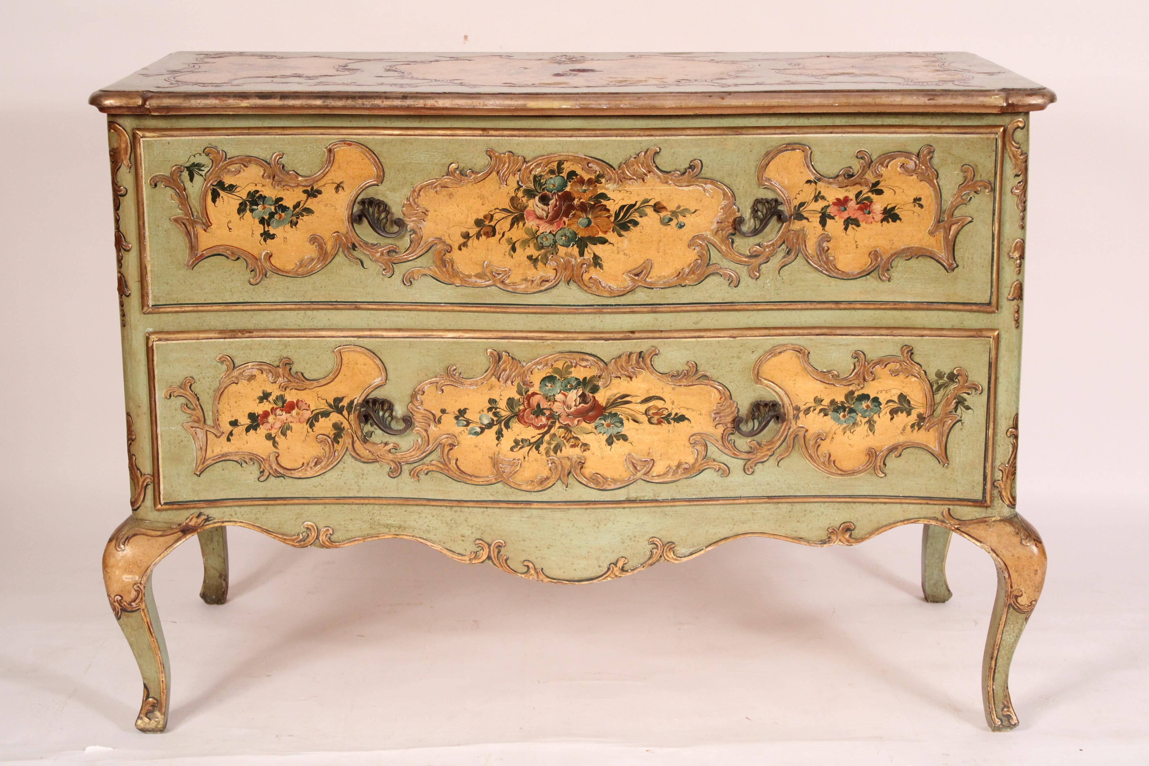 Cassettiera veneziana in stile Luigi XV dipinta e dorata, circa 1950. Il piano con bordo anteriore a forma di serpentina e cartigli in rilievo con decorazioni floreali; al di sotto vi sono due cassetti con frontali a forma di serpentina con cartigli