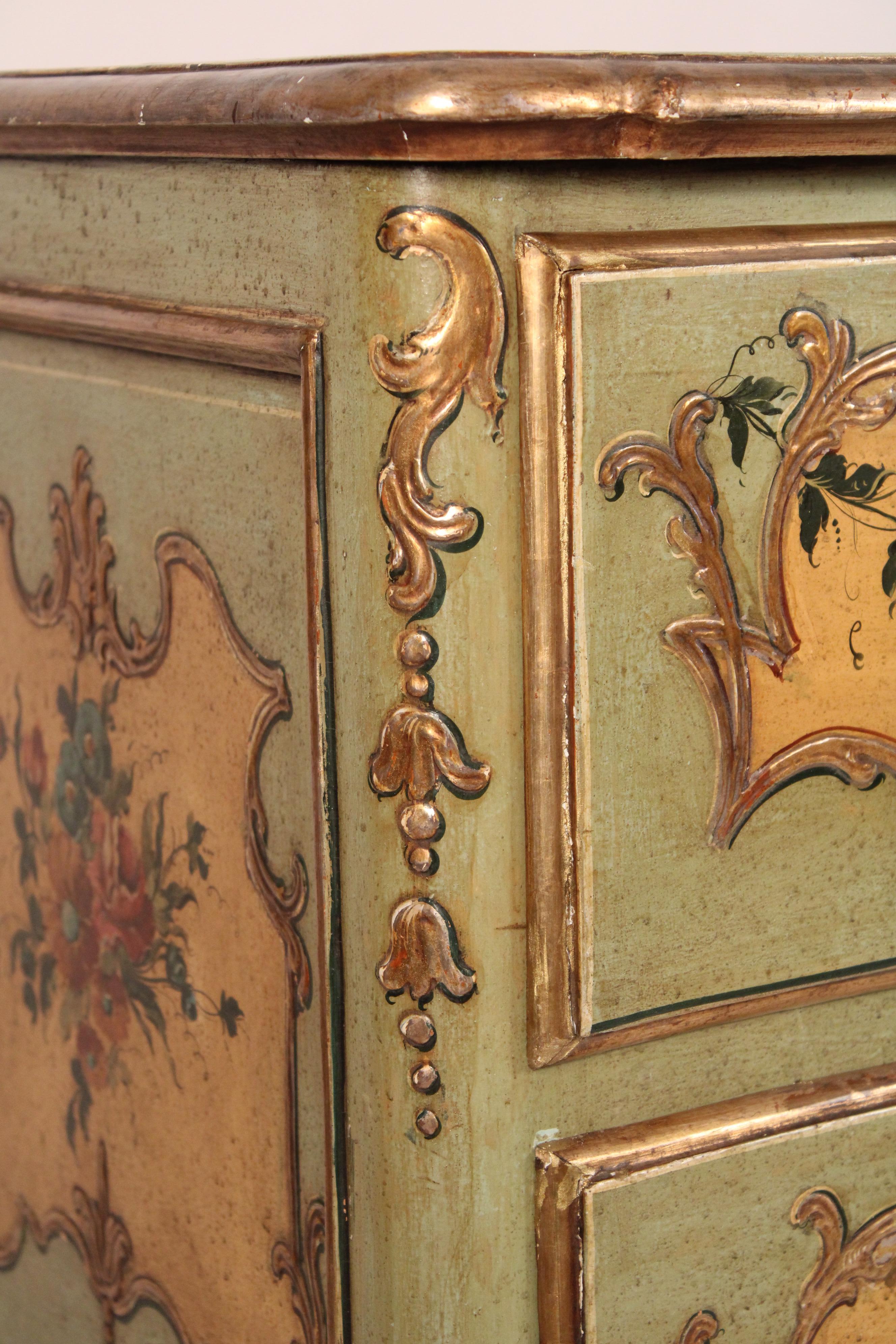 Cassettone veneziano dipinto in stile Luigi XV in vendita 2