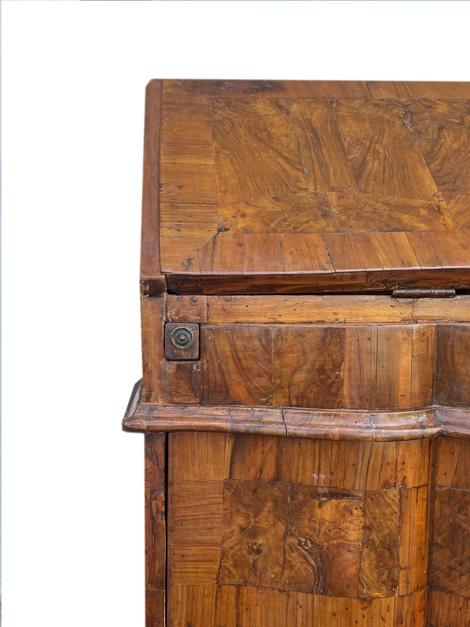 Venezianischer Louis XV Sekretär aus Nussbaum im Angebot 2