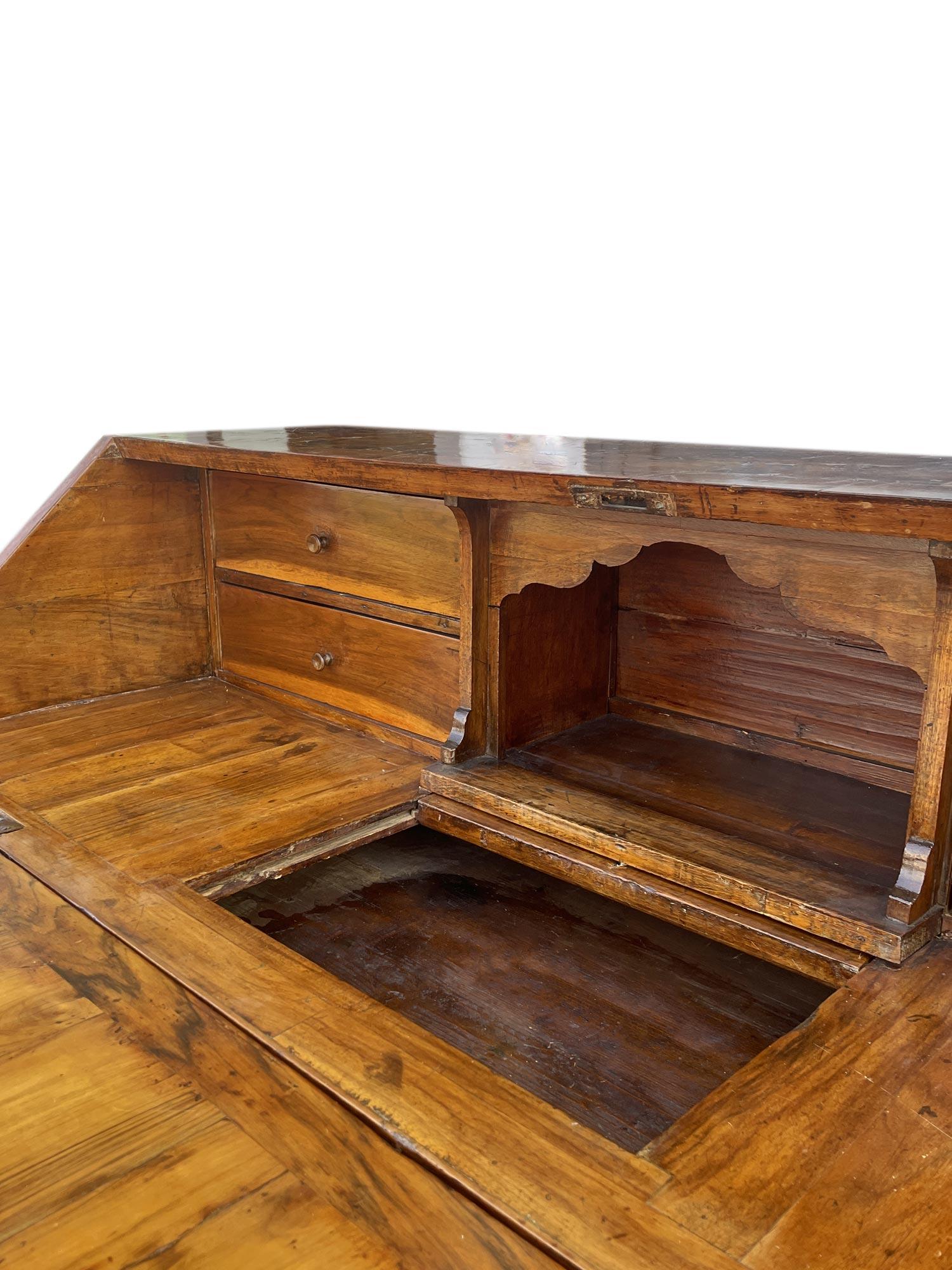 Venezianischer Louis XV Sekretär aus Nussbaum im Angebot 5