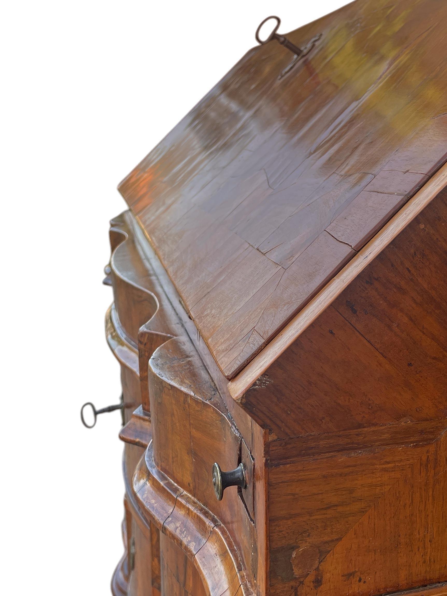 Venezianischer Louis XV Sekretär aus Nussbaum im Angebot 8