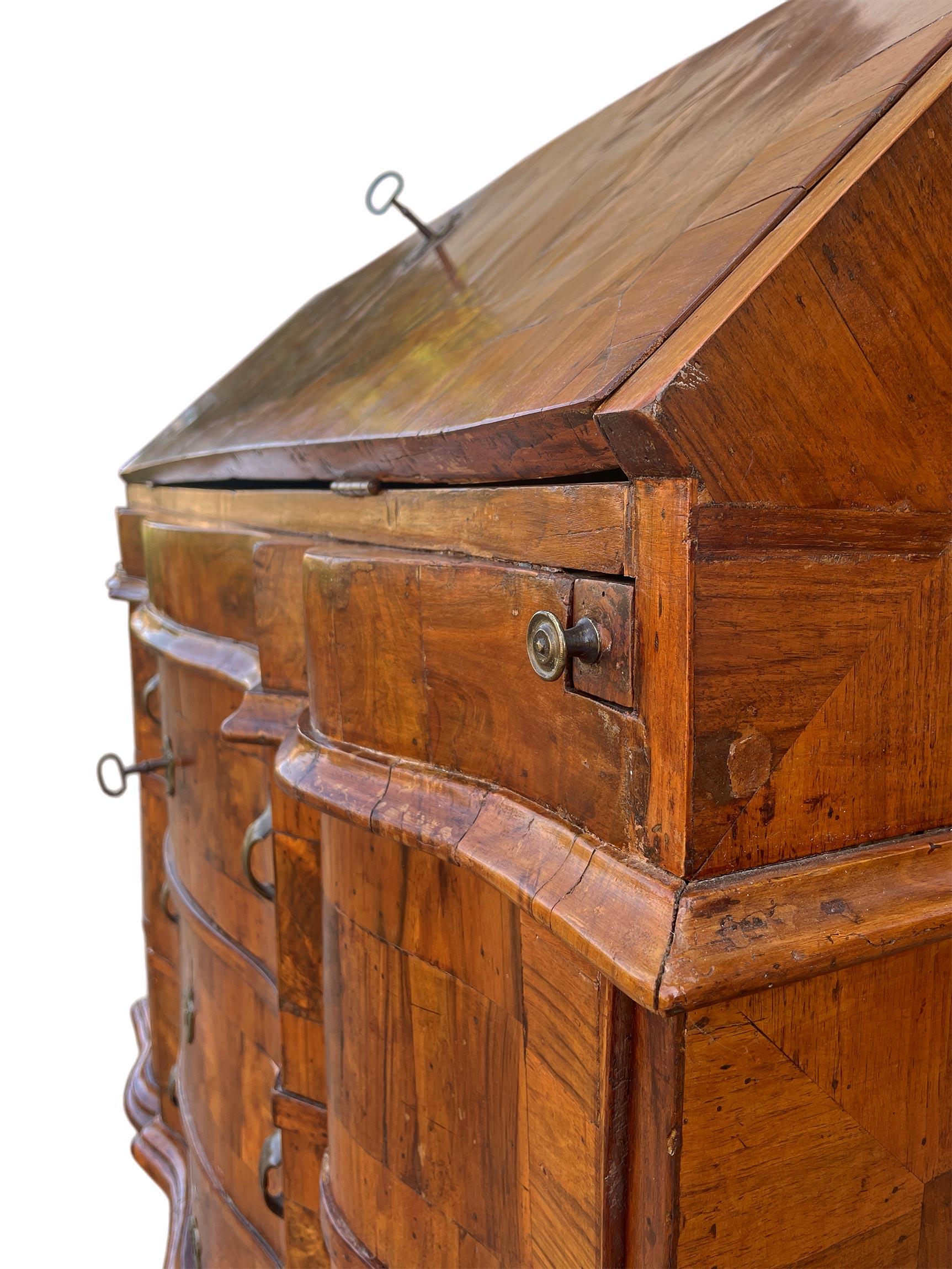Venezianischer Louis XV Sekretär aus Nussbaum im Angebot 9