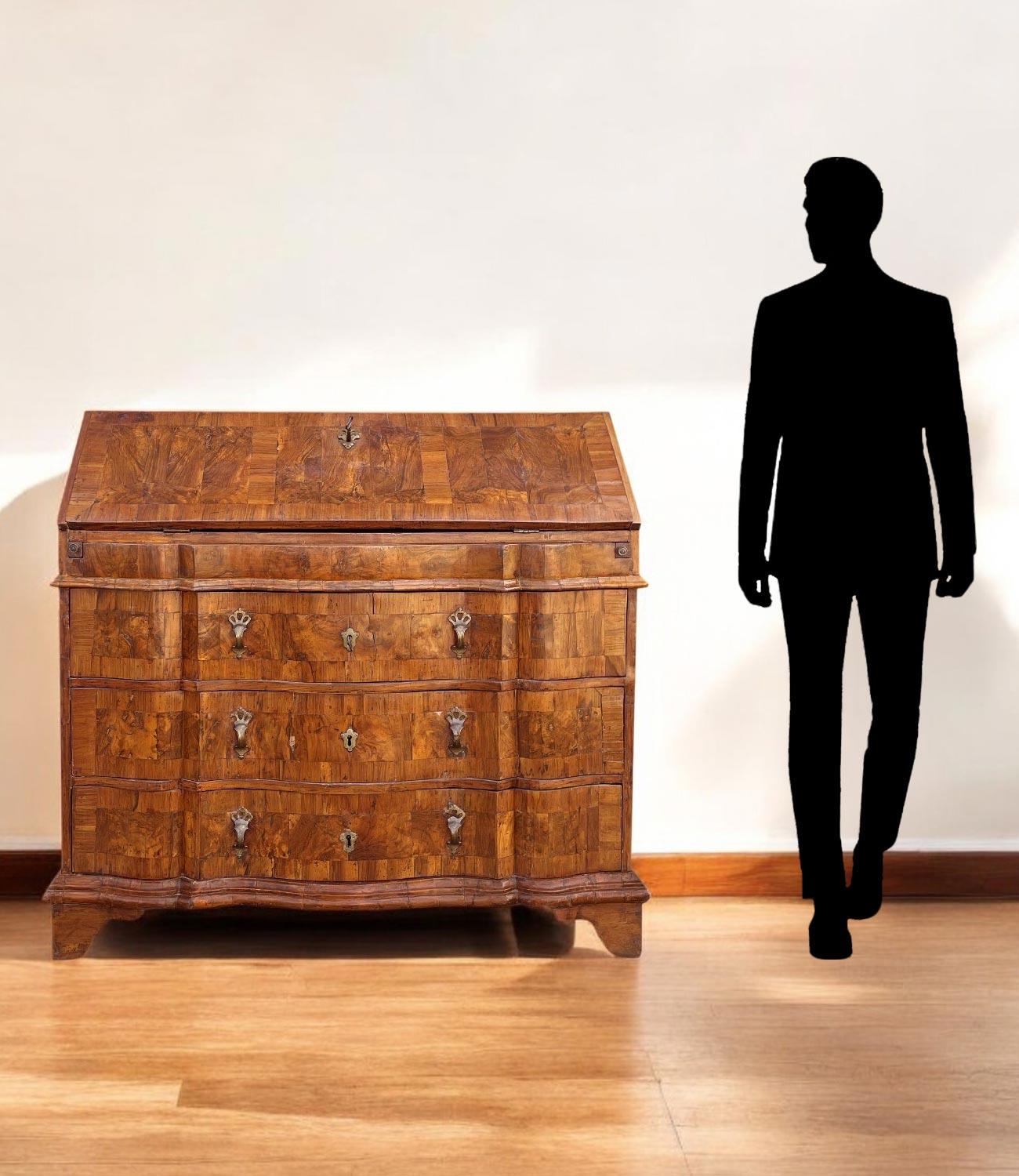 Venezianischer Louis XV Sekretär aus Nussbaum im Angebot 10