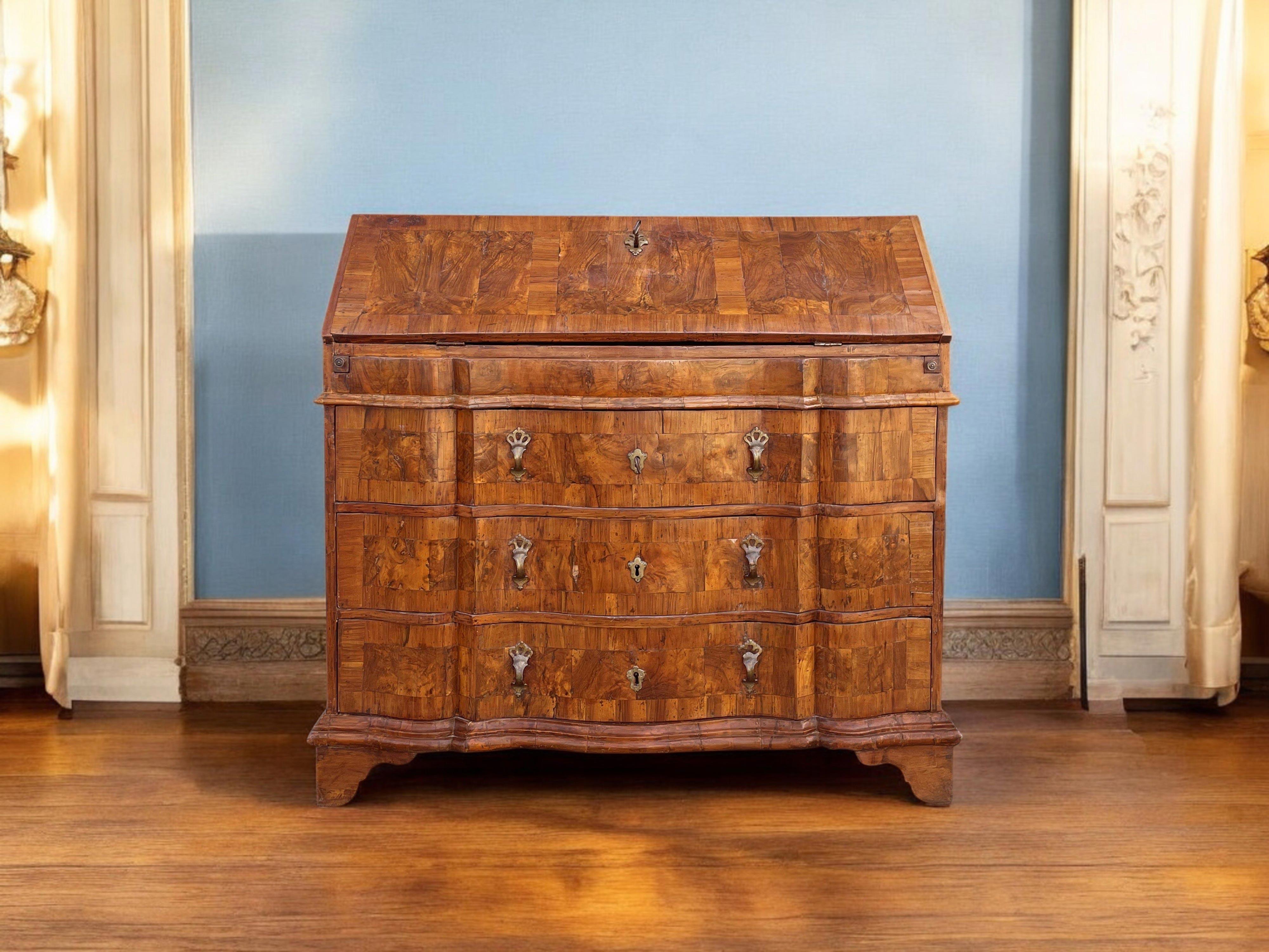 Venezianischer Louis XV Sekretär aus Nussbaum im Angebot 11
