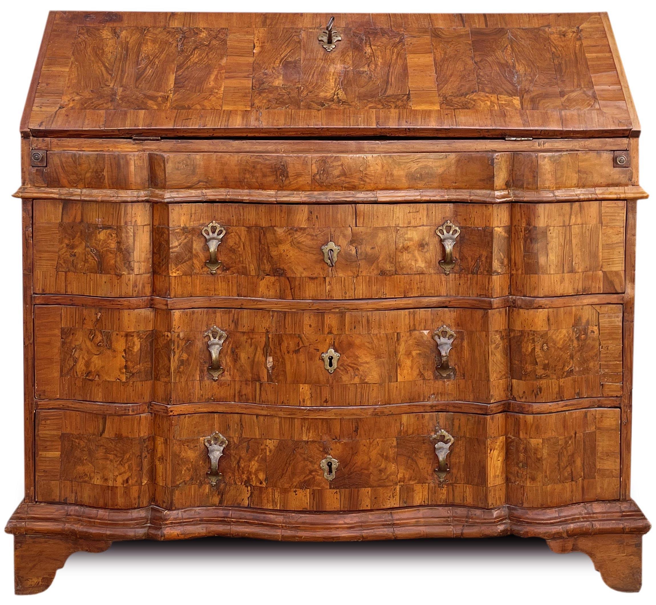 Sekretär in venezianischer Form aus Nussbaum

Holzart: Walnuss und Walnussmaserholz
Zeitraum: Mitte 1700
Herkunft: Venedig - Venetien

Abmessungen:
Zentimeter
Höhe: 114 cm
Breite: 120 cm
Tiefe: 55 cm	Zoll
Höhe: 44.88 in
Breite: 47.24 in
Tiefe: 21.65